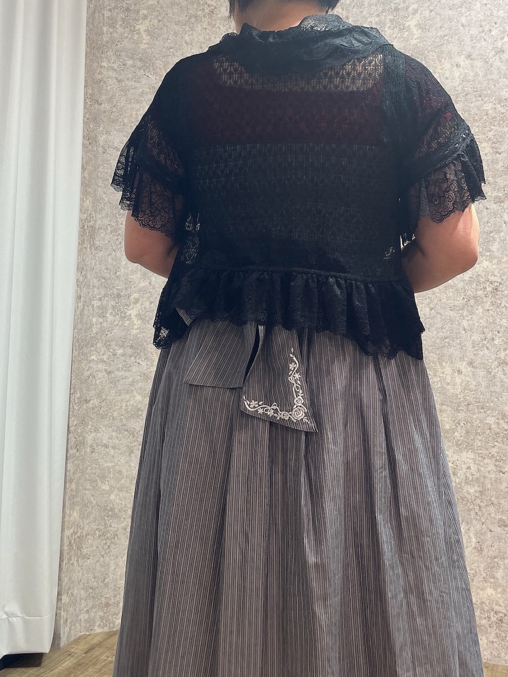 「大人フェミニン、大人ファッション、大人フェミニンコーデ、大人フリル、夏ルックで気分アップ、axes femme、夏コーデ、オトナ女子、大人かわいい、おしゃれさんと繋がりたい、ワンピース」｜「axes femmeのバラ刺繍ギャザーフリルジャンスカ（ワンピース、ブラック系）」を使った、ジョーさん（レディース・161cm）の夏コーディネートの4枚目の写真