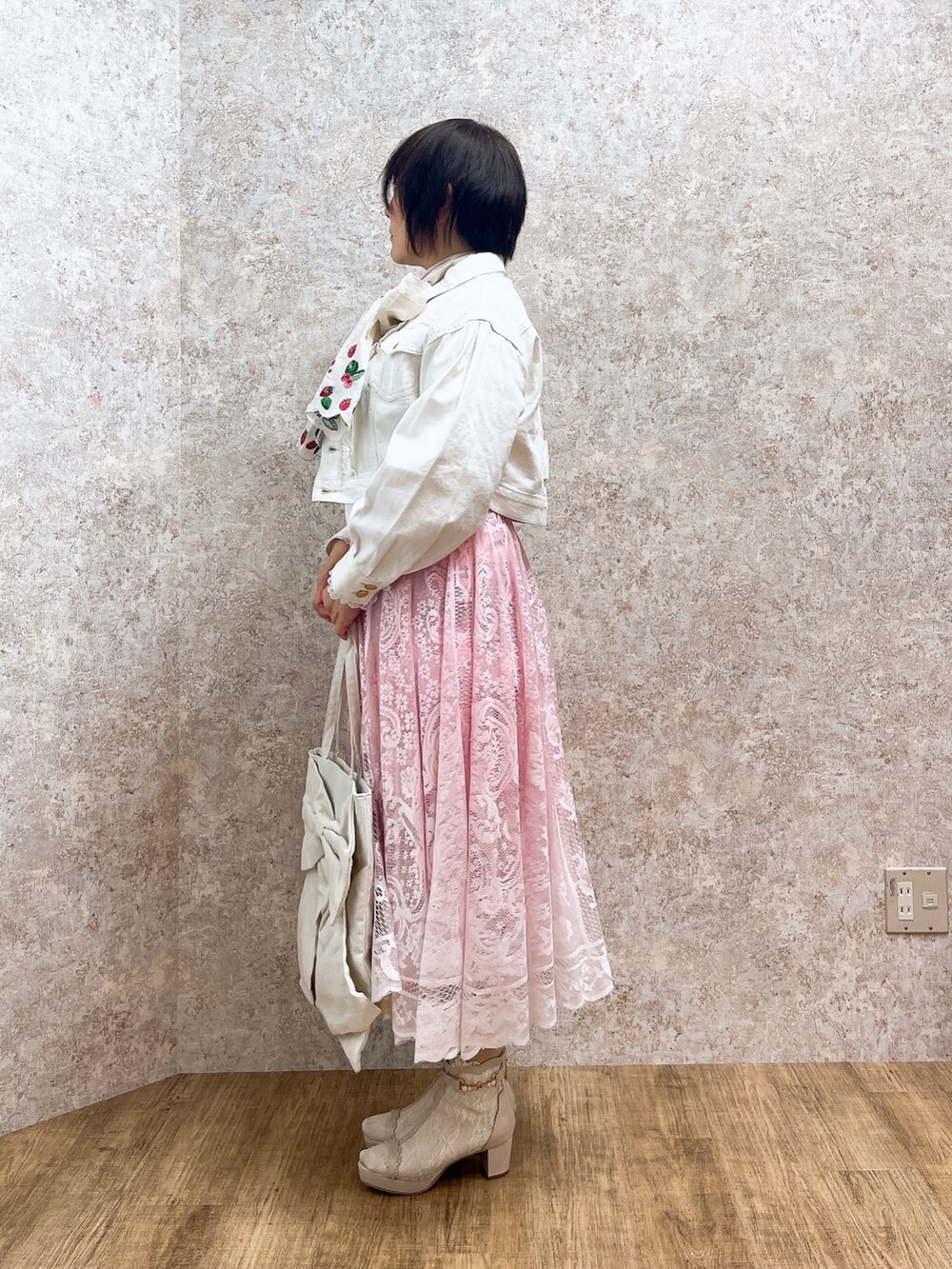 「ジャケット、スカーフ、春色、春めき満開コーデ、大人カジュアル、axes femme、大人カジュアルコーデ、春服コーデ、デニムコーデ、お花見コーデ、春服みてみて」|「axes femmeのフルーツ刺繍ストール(ストール/ショール、ピンク系)」を使った、ジョーさん(レディース・161cm)の春コーディネートの3枚目の写真
