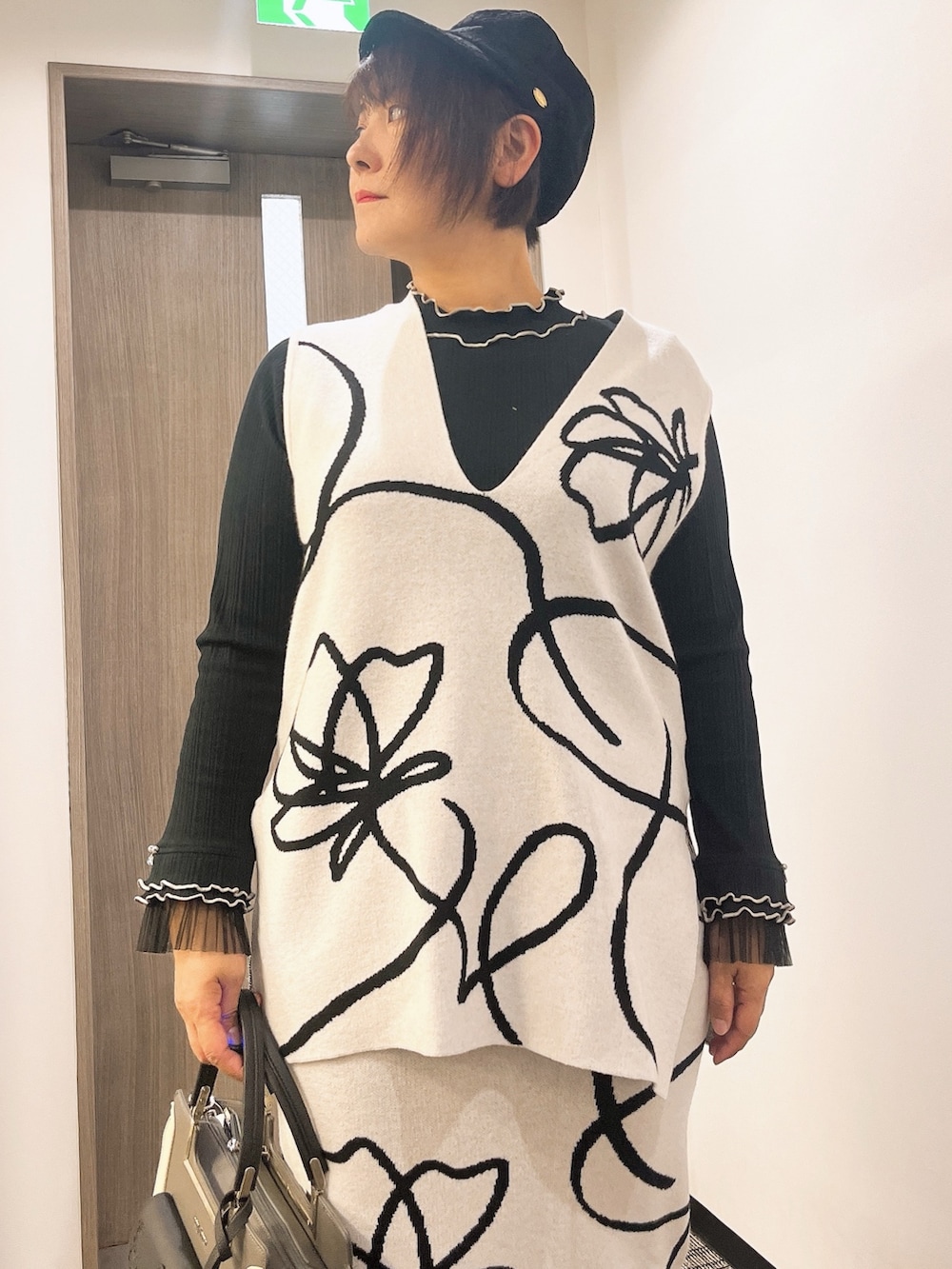 「axes femme、キレイめ、春服、春、ゆるコーデ、リラックススタイル、セットアップ、セットアップスタイル、フラワー柄」｜「axes femmeのフラワーＪＱスカート（スカート、ホワイト系）」を使った、ジョーさん（レディース・161cm）の冬コーディネートの4枚目の写真