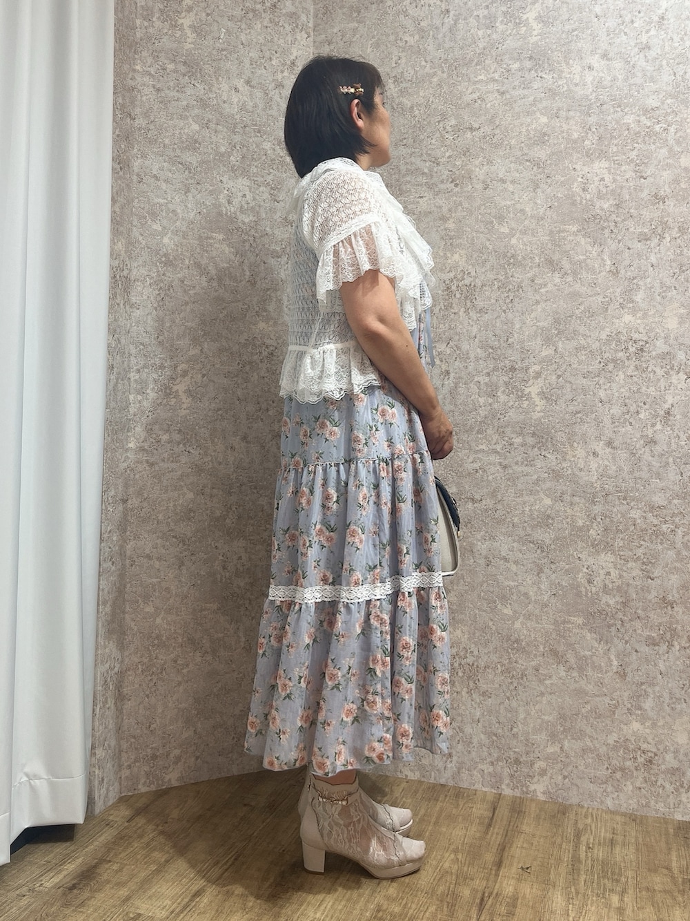 「フェミニン、フェミニンコーデ、フェミニンワンピース、花柄ワンピース、夏ルックで気分アップ、axes femme、夏コーデ、おしゃれさんと繋がりたい、大人かわいい、夏服コーデ」｜「axes femmeのオープントゥレースブーツ（ブーツ、ベージュ系）」を使った、ジョーさん（レディース・161cm）の夏コーディネートの3枚目の写真