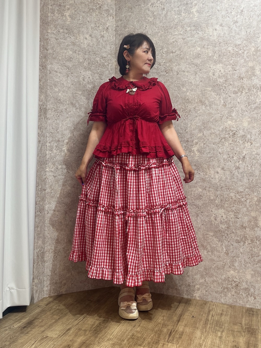 「赤、フリル、axes femme POETIQUE、Chalmiere、大人かわいい」｜「Chalmiereのクラシックコットンブラウス（シャツ/ブラウス、レッド系）」を使った、ジョーさん（レディース・161cm）の夏コーディネートの2枚目の写真