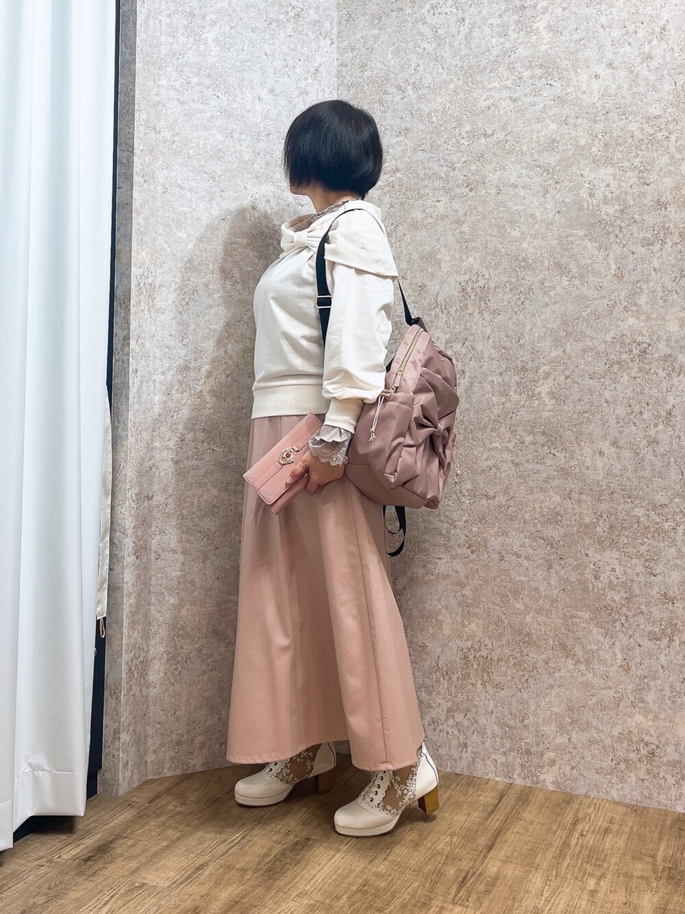「春色、春めき満開コーデ、axes femme、オトナカジュアル、大人女子、大人コーデ、ゆるシルエット、春カラー、お出かけコーデ、骨格ストレート、お洒落さんとつながりたい、春服」|「axes femmeのレース切替編み上げブーツ(ブーツ、ホワイト系)」を使った、ジョーさん(レディース・161cm)の春コーディネートの3枚目の写真