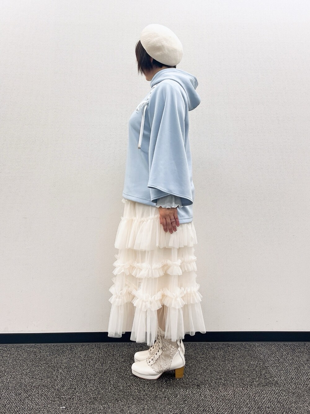 「axes femme、大人かわいい、春服、ラクチンコーデ、春、休日スタイル、オトナカワイイ、ママファッション、お洒落さんとつながりたい、ゆったり、ゆったりシルエット、ふわふわ、ふわふわスカート、ぼうしかぶってみた、40代ファッション」|「axes femmeの2WAYラメリブプルオーバー(Tシャツ/カットソー、ホワイト系)」を使った、ジョーさん(レディース・161cm)の冬コーディネートの4枚目の写真