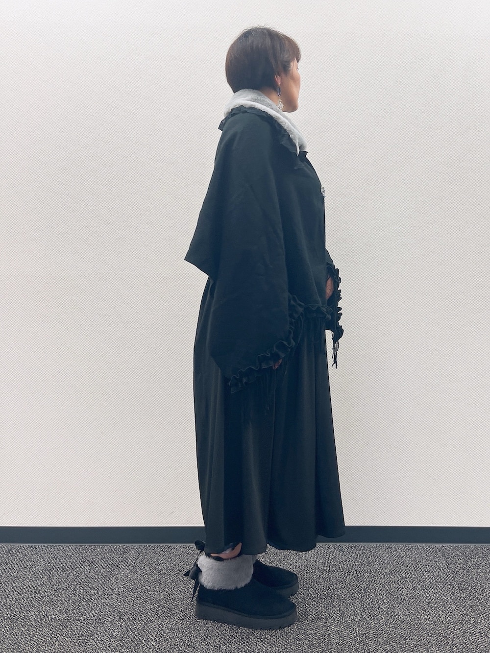 レッド系のニット/セーター、ブラック系のTシャツ/カットソー、ブラック系のその他パンツを着用したレディースの秋コーディネートの4枚目の写真