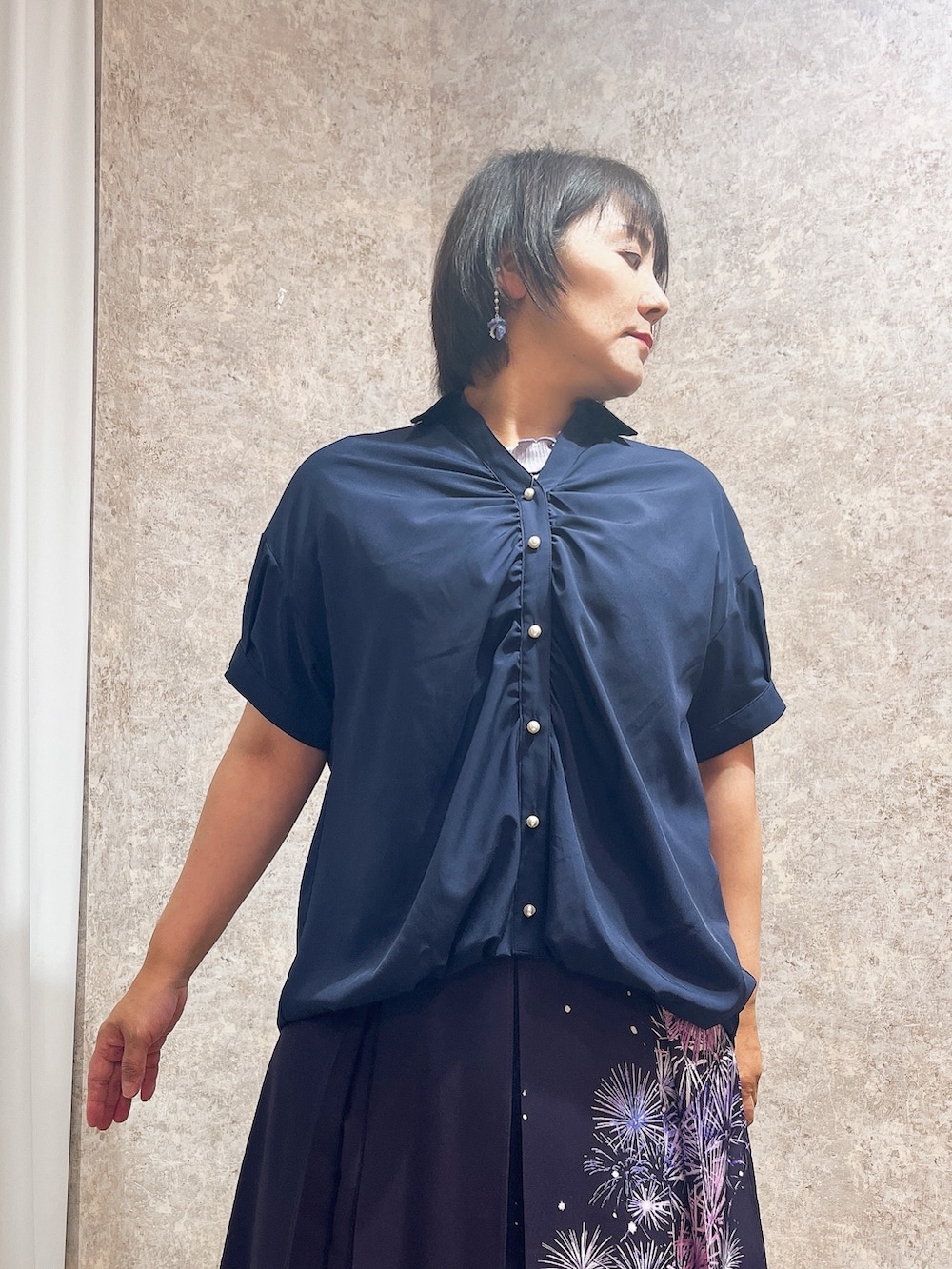 「花火、花火柄、花火コーデ、夏ルックで気分アップ、お出かけコーデ、きれいめカジュアル、夏コーデ、axes femme、大人女子、大人ファッション、夏服コーデ、ゆったり、ゆったりコーデ、ゆったりシルエット」｜「axes femmeのギャザー×コクーンシャツ（シャツ/ブラウス、ブルー系）」を使った、ジョーさん（レディース・161cm）の夏コーディネートの2枚目の写真