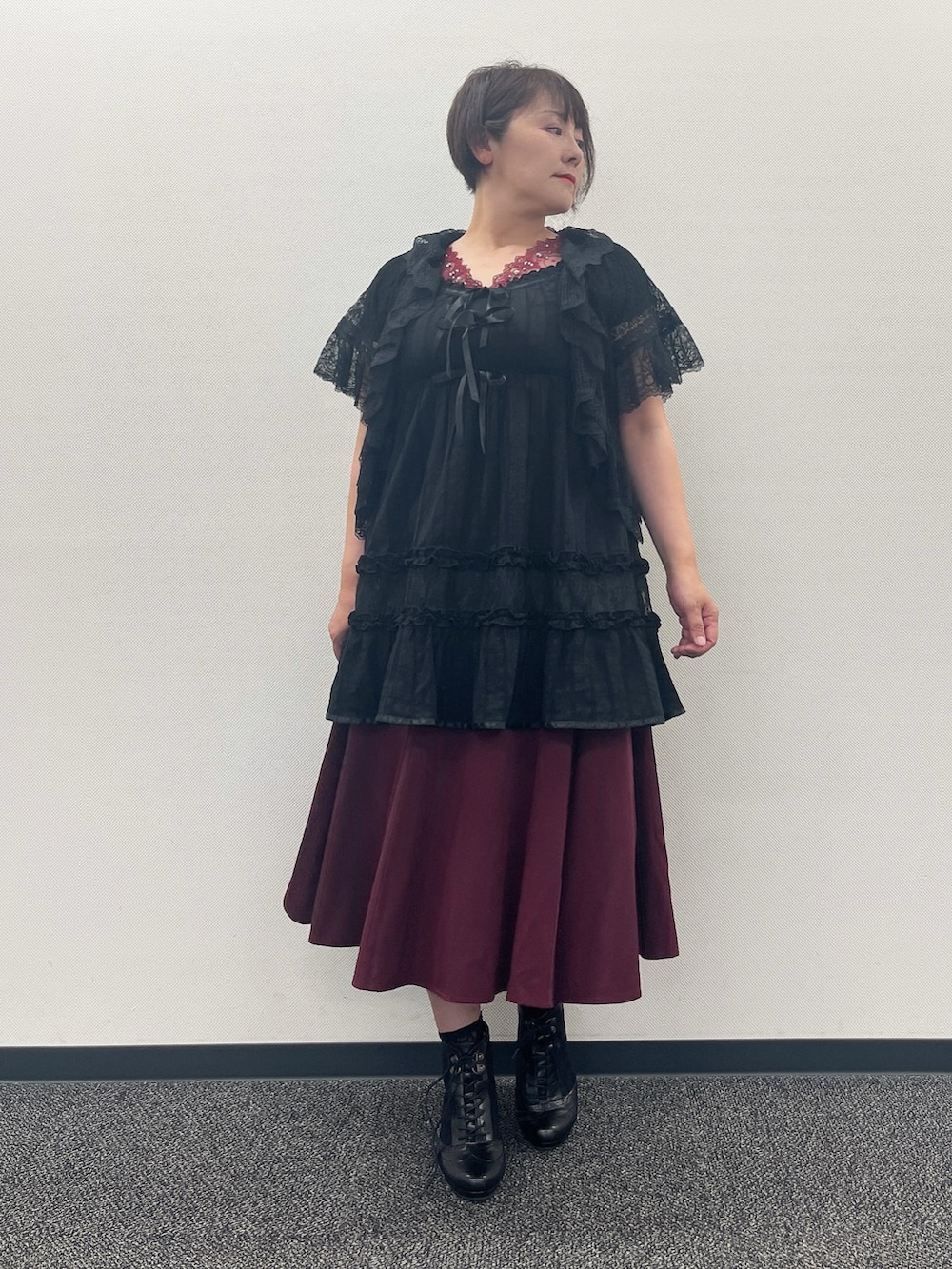 「ブラック×赤、ブラックフェミニン、ゆったりシルエット、ゆったり、ゆったりチュニック、axes femme、夏コーデ、夏、夏服コーデ、ブラックコーデ、お出かけコーデ、大人かわいい」｜「axes femmeのチュールレースアップブーツ（ブーツ、ブラック系）」を使った、ジョーさん（レディース・161cm）の夏コーディネートの2枚目の写真