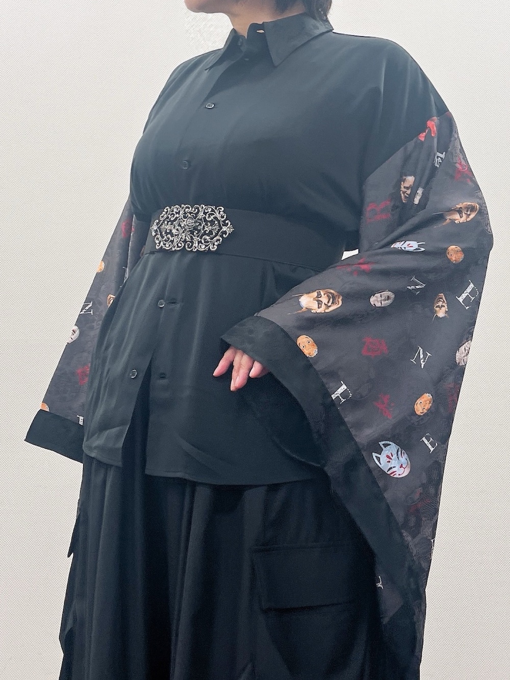 「お面、ブラックコーデ、お出かけコーデ、axes femme、REZEN、おでかけコーデ、おしゃれさんと繋がりたい、ブラック、パンツスタイル、和洋折衷、和洋折衷コーデ」｜「axes femmeのオープントゥレースブーツ（ブーツ、ブラック系）」を使った、ジョーさん（レディース・161cm）の夏コーディネートの4枚目の写真