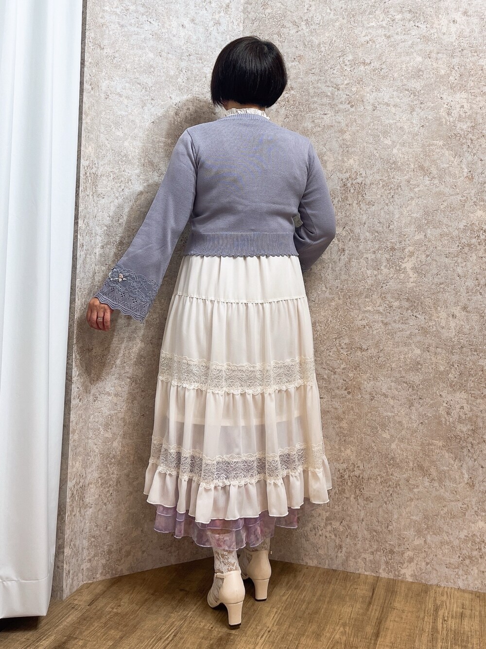 「axes femme、春服、休日スタイル、キレイめ、春、春服コーデ、ワンピース、エレガント、デートコーデ」｜「axes femmeの刺繍チュール使いケープワンピース（ワンピース、ホワイト系）」を使った、ジョーさん（レディース・161cm）の冬コーディネートの5枚目の写真