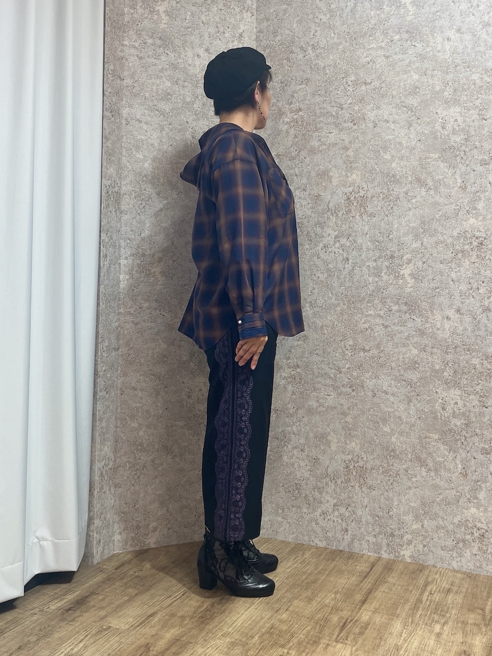 「お出かけコーデ、axes femme、秋のコーデ、秋服、秋服準備はじめました、カジュアルコーデ、パンツスタイル、大人ファッション、初秋コーデ、いいね、save、フォローお願いします🤑、お洒落さんとつながりたい、ママファッション、秋先取りコーデ」｜「axes femmeの吸水速乾レースタンク（タンクトップ、ブラック系）」を使った、ジョーさん（レディース・161cm）の夏コーディネートの5枚目の写真