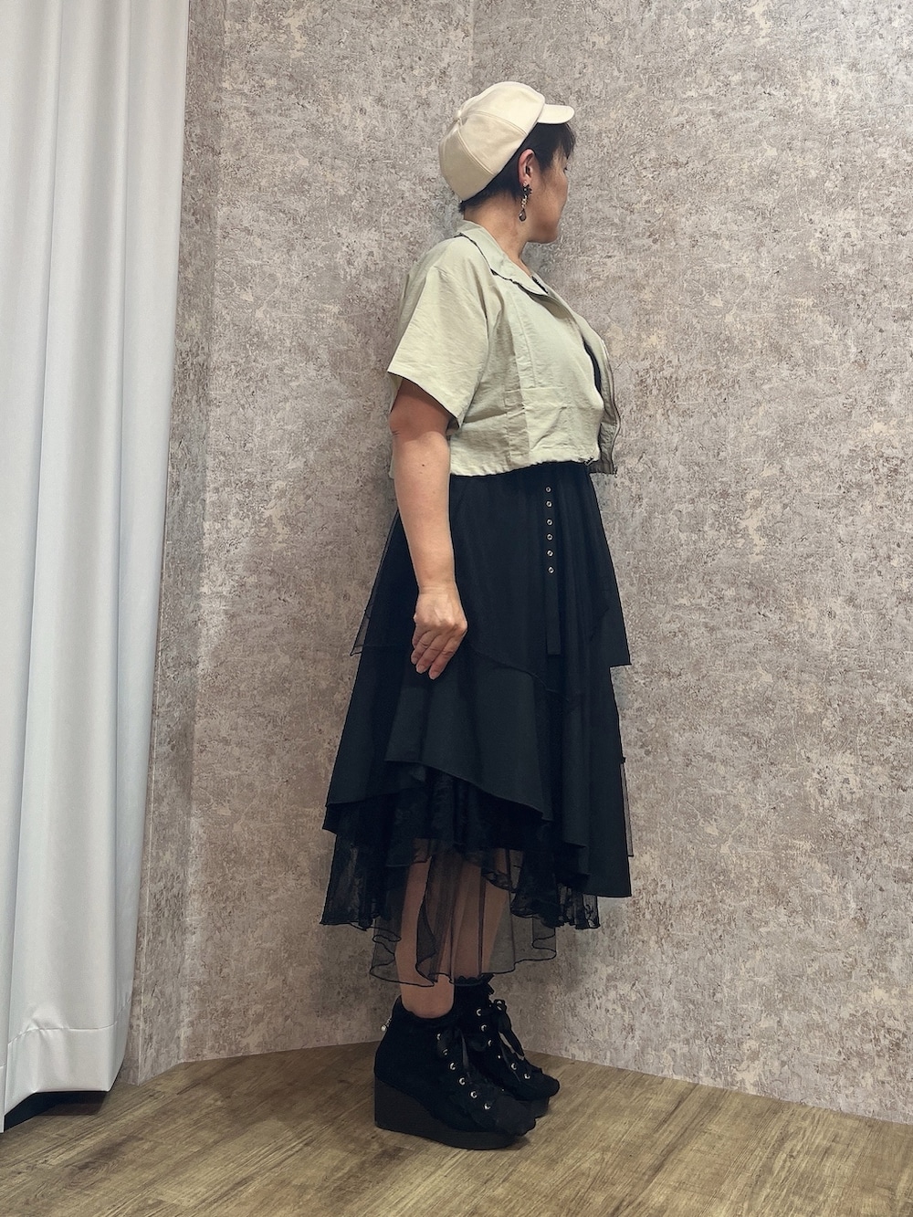 「タンクトップ、axes femme、大人カジュアルコーデ、夏ファッション、オトナ女子、大人女子、夏服、ラフコーデ、おしゃれさんと繋がりたい、ジャケット/アウター」｜「axes femmeの裾ドロストジップブルゾン（その他アウター、グリーン系）」を使った、ジョーさん（レディース・161cm）の夏コーディネートの4枚目の写真