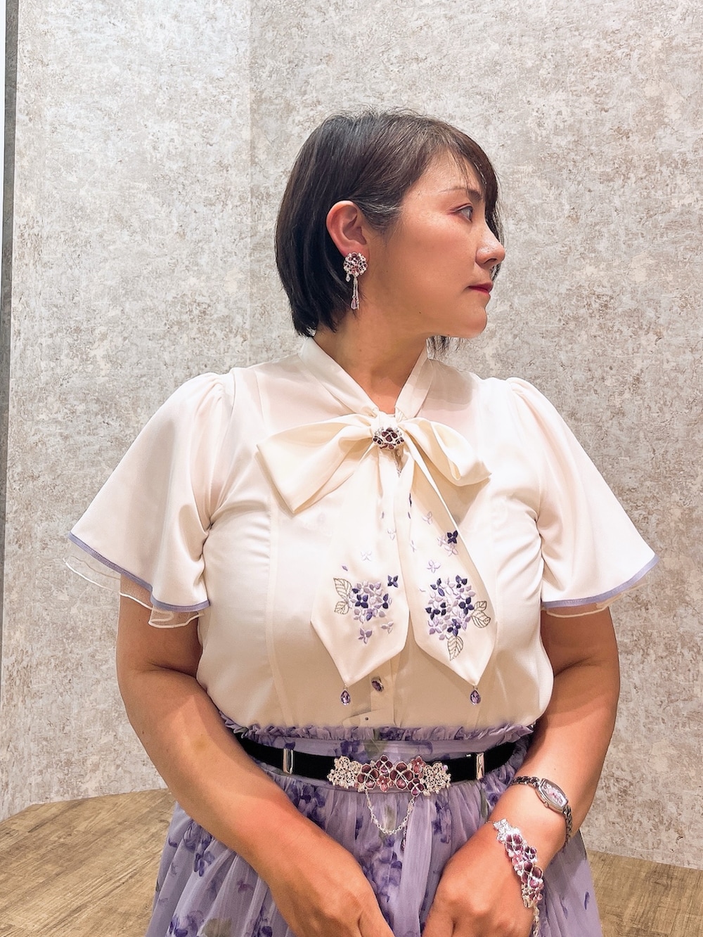 ジョーさんの「紫陽花柄シアーストライプスカート（axes femme）」を使ったコーディネートの4枚目の写真