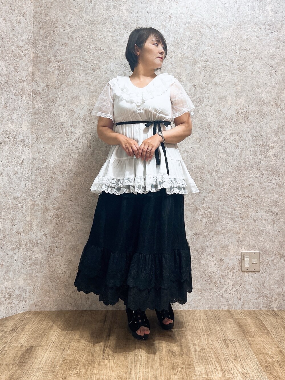 「モノトーン、お出かけコーデ、デートコーデ、axes femme、大人女子、夏服コーデ、ゆるシルエット、スカートスタイル、夏コーデ、きれいめコーディネート」｜「axes femmeのボリュームフリルチュニック（チュニック、ホワイト系）」を使った、ジョーさん（レディース・161cm）の春コーディネートの2枚目の写真
