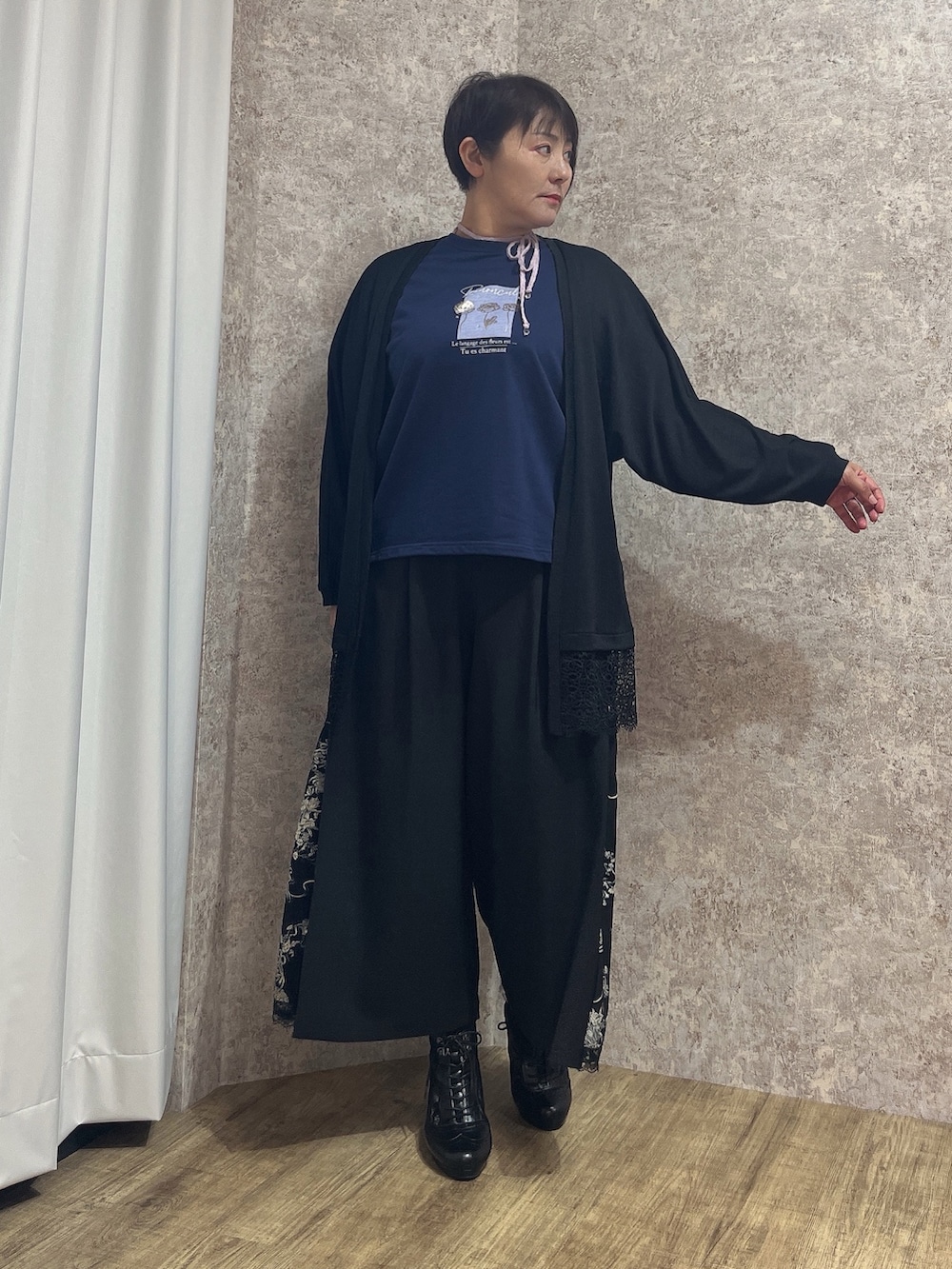 「ＵＶカット、UV対策、UVカットカーディガン、ワイドパンツ、Tシャツ、夏ルックで気分アップ、axes femme、夏、夏ファッション、パンツスタイル、お洒落さんとつながりたい、オトナカジュアル、ママファッション」｜「axes femmeのストラップラメリブタンク（タンクトップ、パープル系）」を使った、ジョーさん（レディース・161cm）の夏コーディネートの2枚目の写真