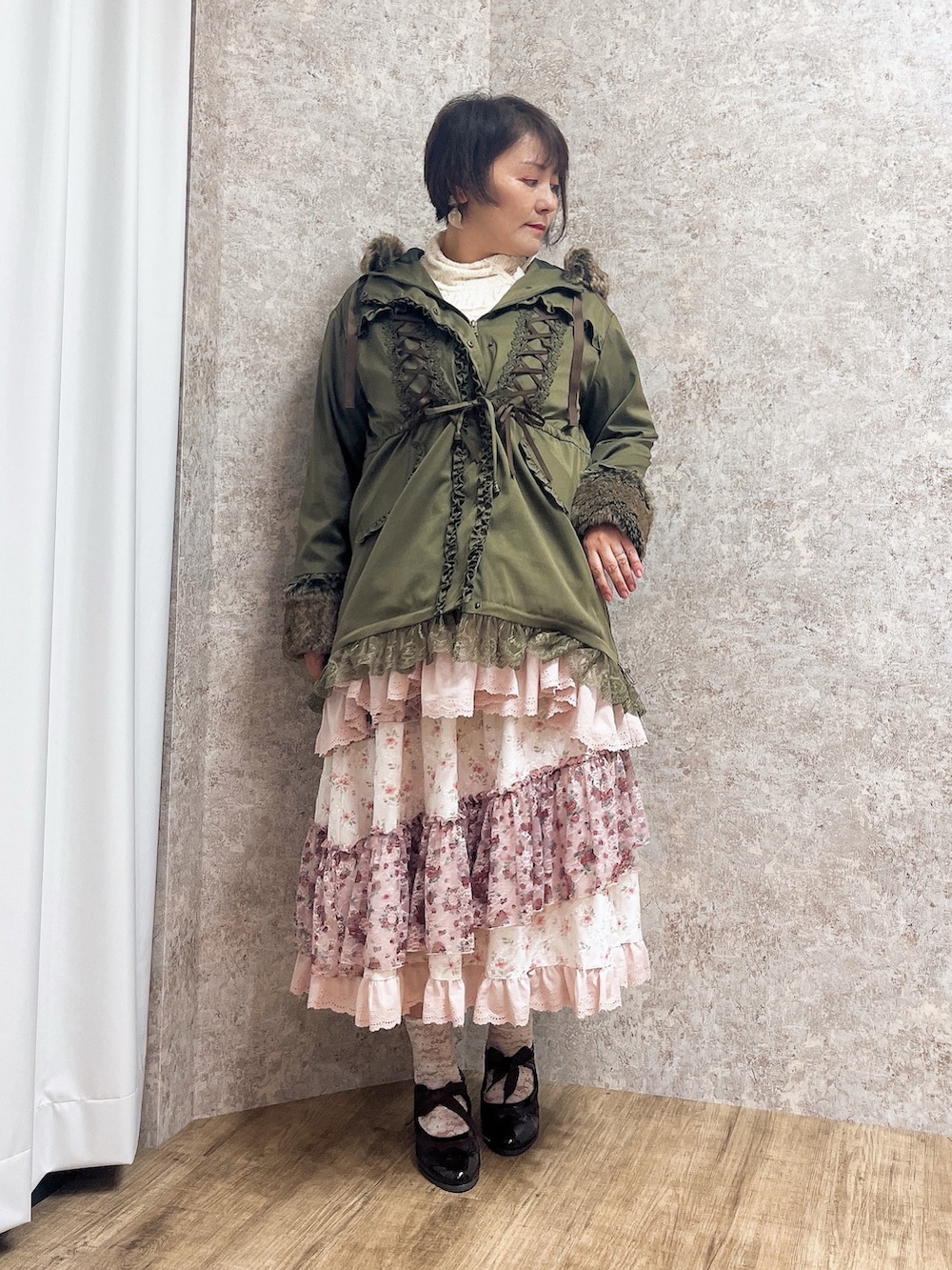 ピンク系のチュニック、ピンク系のスカート、レッド系のパンプスを着用したレディースの秋コーディネートの2枚目の写真