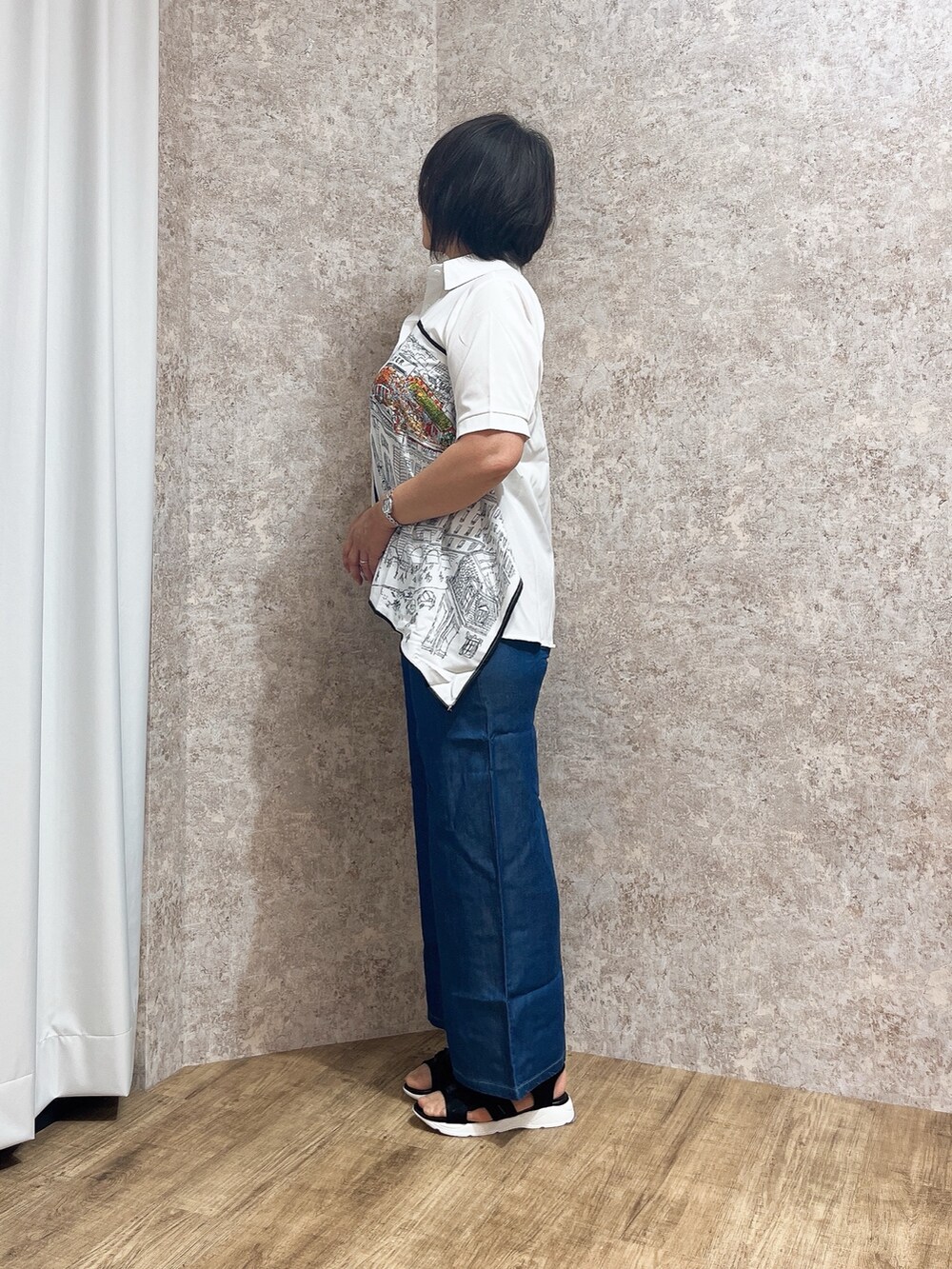「夏コーデ、シャツスタイル、axes femme、夏服、オトナカジュアル、シンプルスタイル、大人カジュアルコーデ」｜「axes femmeのリボン使いスニーカーサンダル（サンダル、ブラック系）」を使った、ジョーさん（レディース・161cm）の夏コーディネートの6枚目の写真