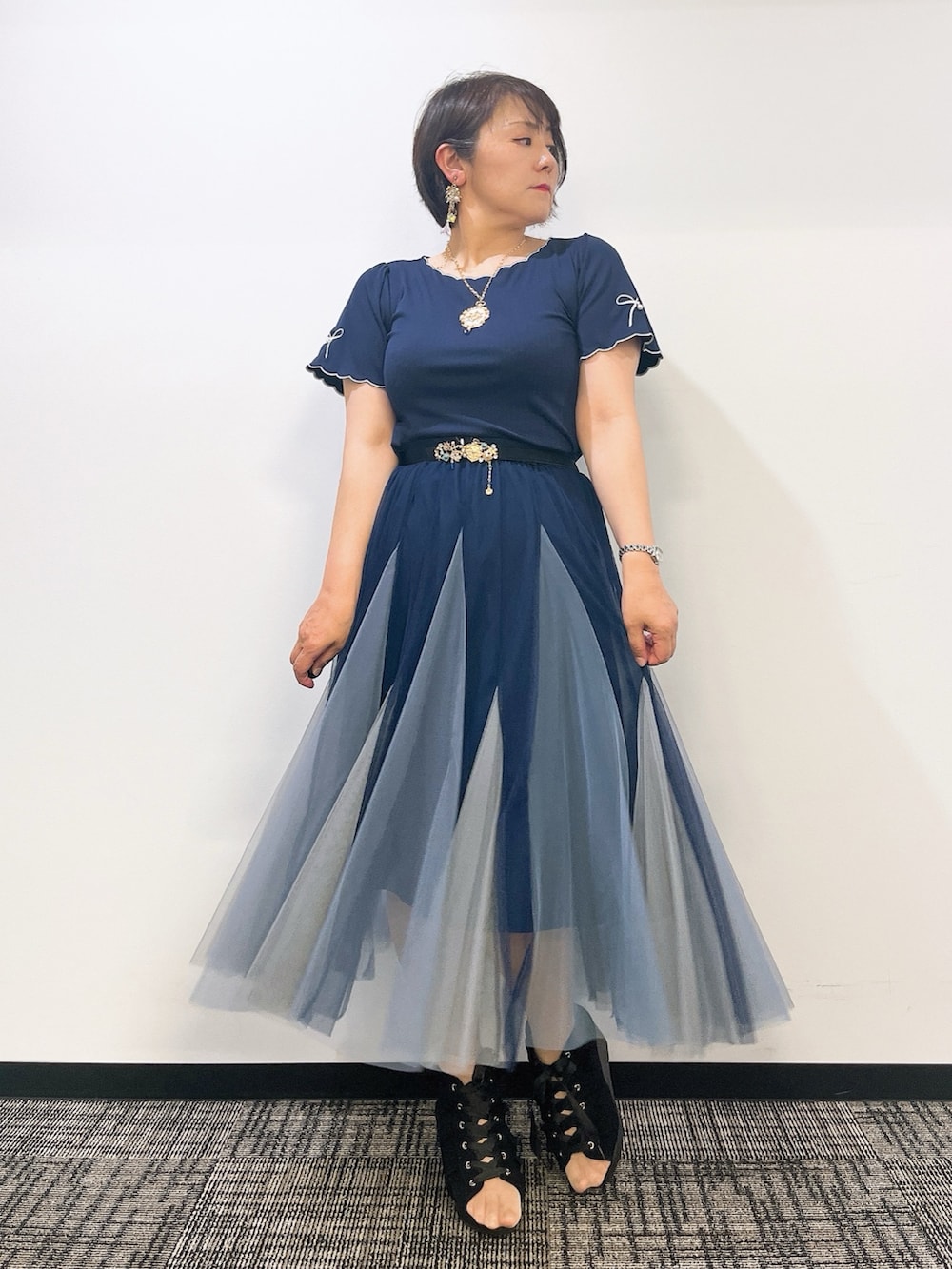 「シンプルコーデ、お出かけコーデ、axes femme、大人ファッション、おしゃれさんと繋がりたい、夏、夏服、大人コーデ、ふんわり、ふんわりスカート、チュールスカート、リボン刺繍」｜「axes femmeの海底の羅針盤ネックレス（ネックレス、ゴールド系）」を使った、ジョーさん（レディース・161cm）の春コーディネートの2枚目の写真
