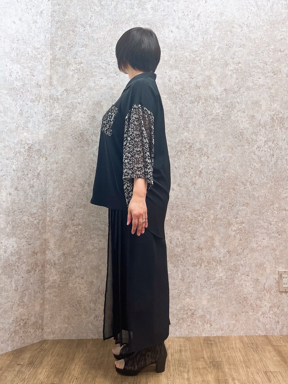「axes femme、REZEN、大人コーデ、和洋折衷コーデ、ブラック、ブラックコーデ、パンツスタイル、スカートに見えてパンツ」｜「axes femmeの異素材ドッキングラップパンツ（デニムパンツ、ブラック系）」を使った、ジョーさん（レディース・161cm）の春コーディネートの3枚目の写真