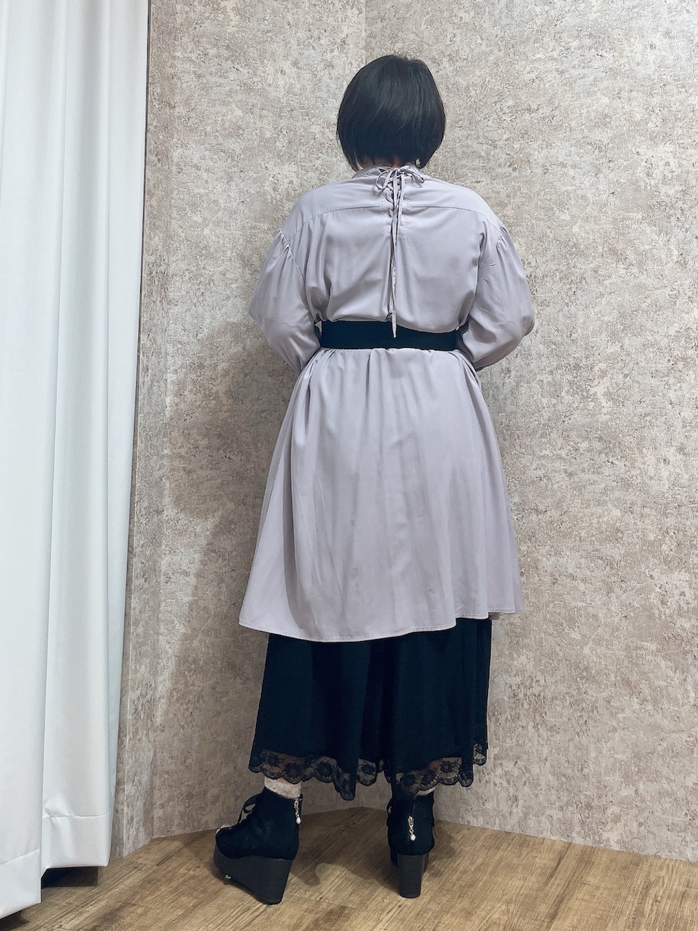 「お出かけコーデ、axes femme、おしゃれさんと繋がりたい、キレイめカジュアル、オトナカジュアル、おでかけコーデ、ワンピーススタイル、ロングシャツ、ロングシャツワンピ、ロングシャツコーデ」|「axes femmeのレースアップブーサン(サンダル、ブラック系)」を使った、ジョーさん(レディース・161cm)の春コーディネートの6枚目の写真