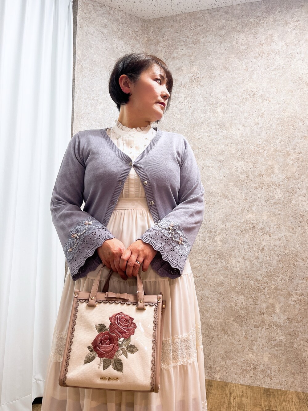 「axes femme、春服、休日スタイル、キレイめ、春、春服コーデ、ワンピース、エレガント、デートコーデ」｜「axes femmeの刺繍チュール使いケープワンピース（ワンピース、ホワイト系）」を使った、ジョーさん（レディース・161cm）の冬コーディネートの3枚目の写真