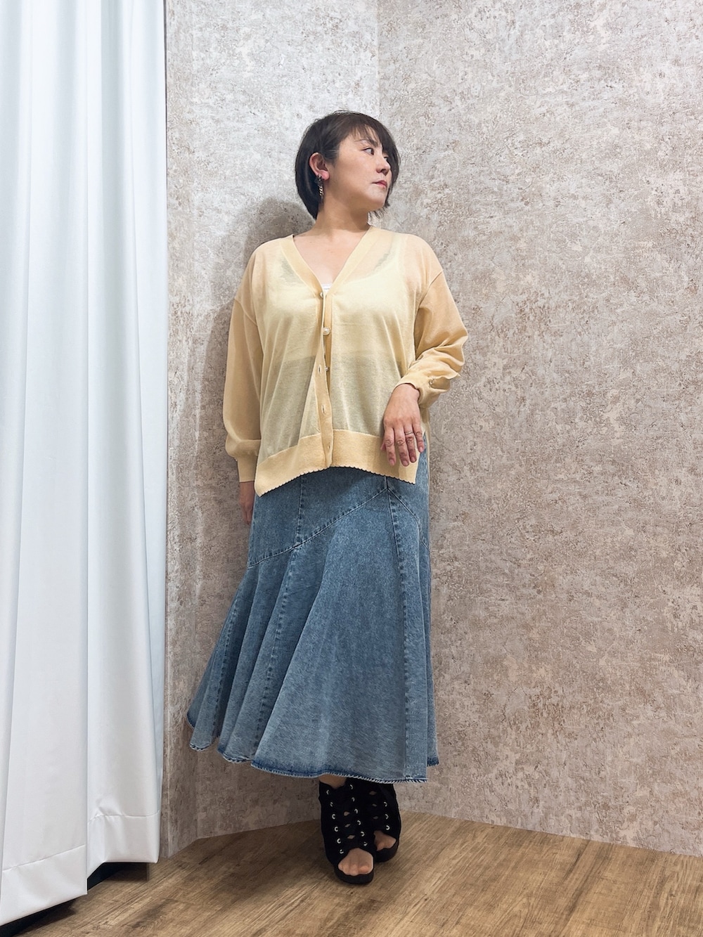 「イエローコーデ、イエロー、シアー、デニムスカート、最近のいい感じコーデ、大人カジュアル、axes femme、デニム、お出かけコーデ、マーメイドスカート、大人女子」｜「axes femmeのレースアップブーサン（サンダル、ブラック系）」を使った、ジョーさん（レディース・161cm）の春コーディネートの2枚目の写真
