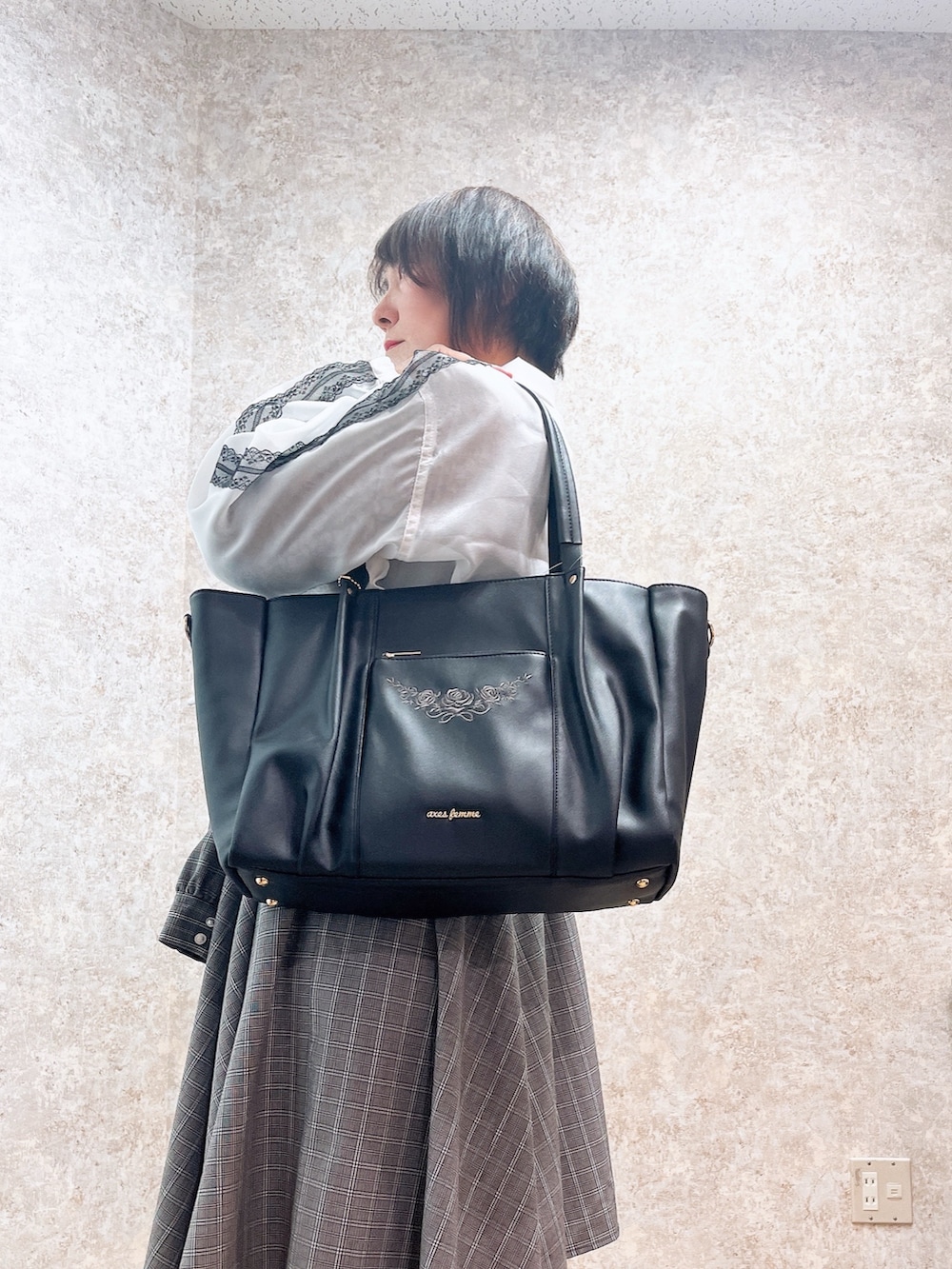 「休日スタイル、axes femme、モード、シアー、スカートスタイル、スカート、シャツ巻きスタイル、シャツ巻き風スカート」|「axes femmeのストラップレーストップス(Tシャツ/カットソー、ブラック系)」を使った、ジョーさん(レディース・161cm)の春コーディネートの5枚目の写真