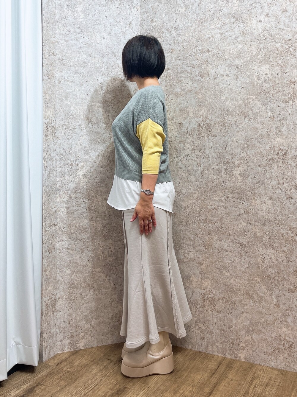 「春色、axes femme、シンプルスタイル、大人カジュアルコーデ、お出かけコーデ、春先取り、春服みてみて、ママファッション、40代ファッション」｜「axes femmeの薔薇エンボス厚底ブーツ（ブーツ、ホワイト系）」を使った、ジョーさん（レディース・161cm）の春コーディネートの9枚目の写真