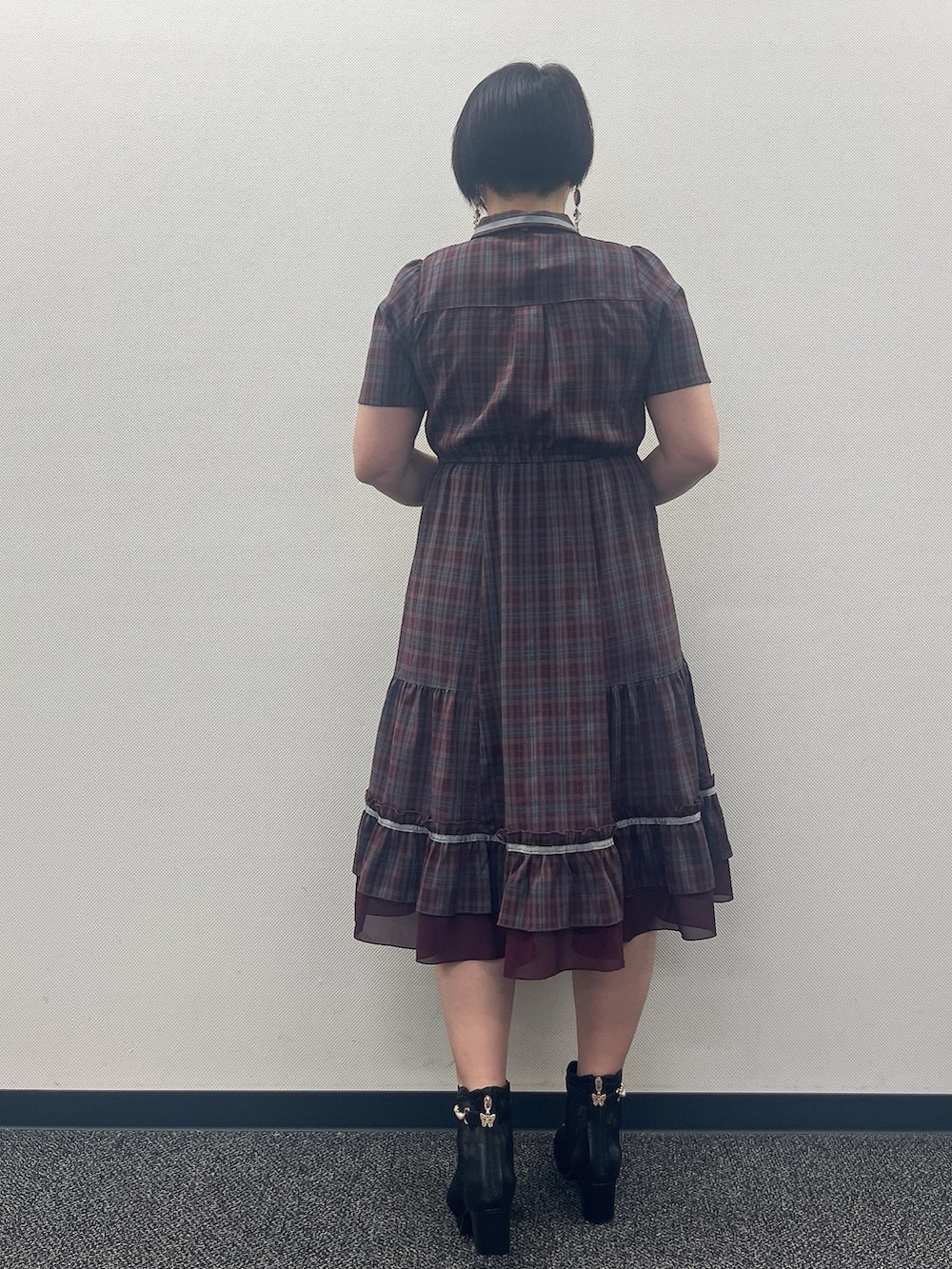 「チェック、チェック柄に恋してる、ワンピース、夏ルックで気分アップ、axes femme、夏コーデ、お出かけコーデ、レディースファッション、夏服コーデ、夏、フェミニンコーデ」｜「axes femmeのオープントゥレースブーツ（ブーツ、ブラック系）」を使った、ジョーさん（レディース・161cm）の夏コーディネートの6枚目の写真