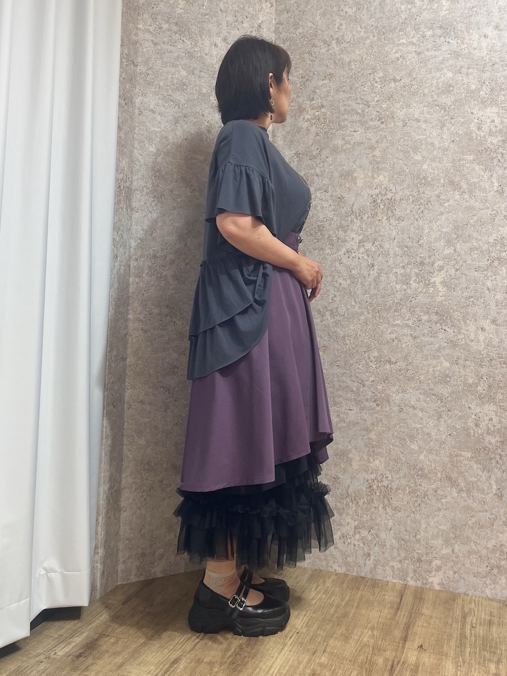 「カジュアル、クラシカル、axes femme、夏ファッション、夏服、おでかけ服、おしゃれさんと繋がりたい、夏だ！Tシャツ着よう！、Tシャツ/カットソー、お洒落さんとつながりたい」｜「axes femmeのアソートフリルＴシャツ（Tシャツ/カットソー、グレー系）」を使った、ジョーさん（レディース・161cm）の夏コーディネートの6枚目の写真