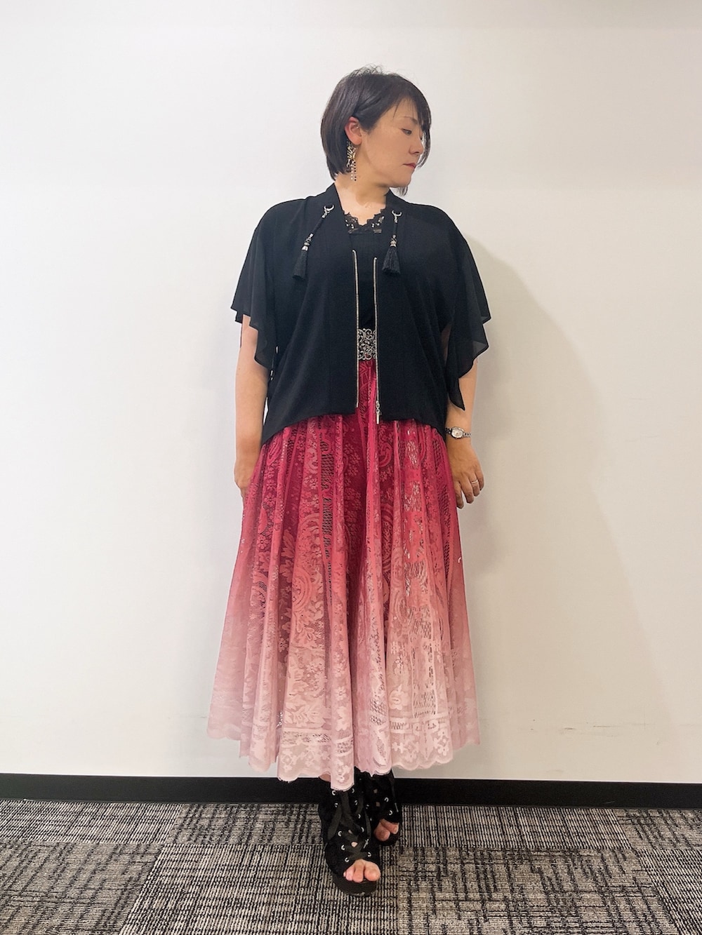「赤×黒、お出かけコーデ、axes femme、シンプルスタイル、おでかけコーデ、大人女子、おしゃれさんと繋がりたい、REZEN」｜「axes femmeのレースアップブーサン（サンダル、ブラック系）」を使った、ジョーさん（レディース・161cm）の夏コーディネートの2枚目の写真