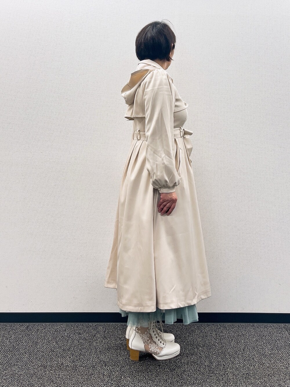 「春色、axes femme、春服、オトナ女子、おしゃれさんと繋がりたい、初春コーデ、大人かわいい、ゆるコーデ、スカートスタイル、春アウター、40代ファッション」|「axes femmeのランダムパールリボンプルオーバー(Tシャツ/カットソー、ホワイト系)」を使った、ジョーさん(レディース・161cm)の冬コーディネートの3枚目の写真