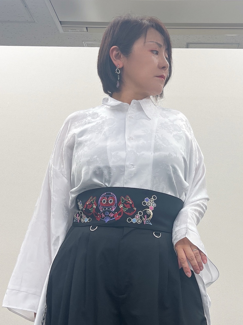 「和洋和洋、和洋折衷、和洋折衷コーデ、シャツスタイル、シャツ、シャツ好き集まれ、ワイドパンツ、ワイドシルエット」｜「REZENの花柄ジャガード和袖シャツ（シャツ/ブラウス、ブラック系）」を使った、ジョーさん（レディース・161cm）の夏コーディネートの2枚目の写真