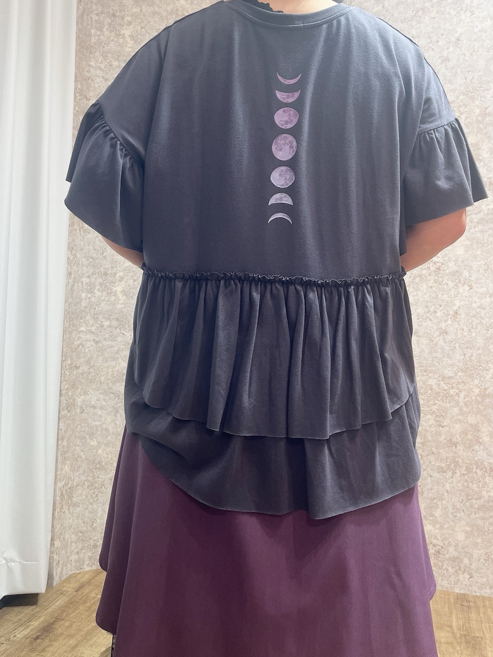 「カジュアル、クラシカル、axes femme、夏ファッション、夏服、おでかけ服、おしゃれさんと繋がりたい、夏だ！Tシャツ着よう！、Tシャツ/カットソー、お洒落さんとつながりたい」｜「axes femmeのアソートフリルＴシャツ（Tシャツ/カットソー、グレー系）」を使った、ジョーさん（レディース・161cm）の夏コーディネートの5枚目の写真