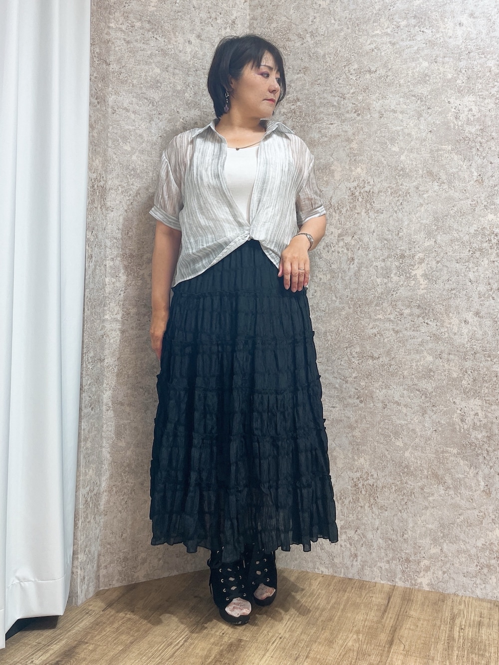 「axes femme、オトナカジュアル、オトナ女子、おでかけコーデ、きれいめカジュアル、おしゃれさんと繋がりたい、モノトーンコーデ、いいね、save、フォローお願いします🤑」｜「axes femmeのレースアップブーサン（サンダル、ブラック系）」を使った、ジョーさん（レディース・161cm）の夏コーディネートの2枚目の写真