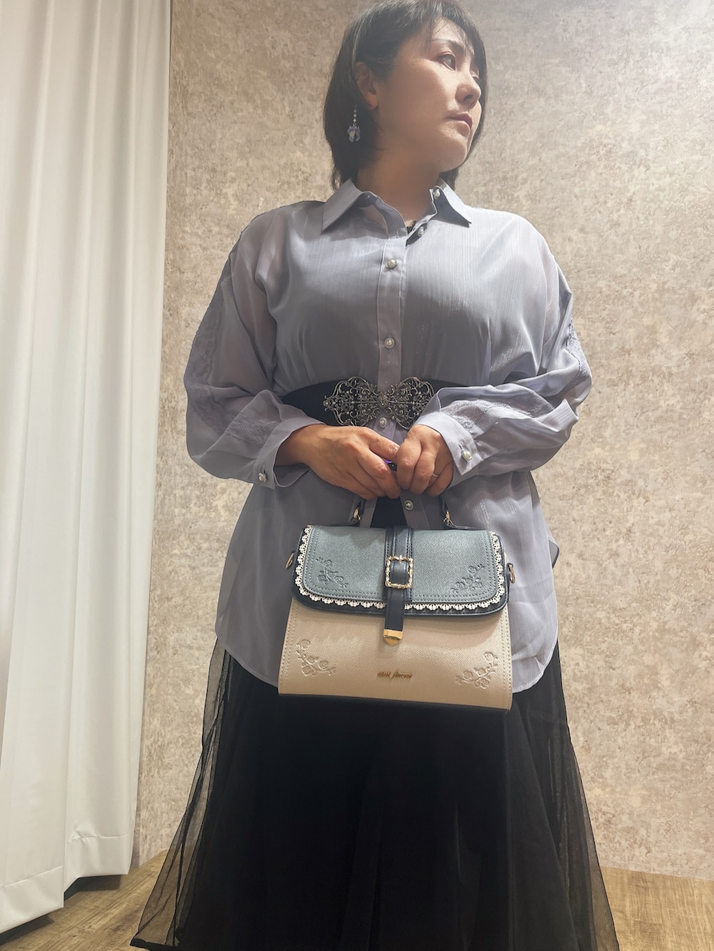 「キラキラ、シアーシャツ、シアー、夏ルックで気分アップ、axes femme、夏ファッション、オトナカジュアル、夏、お洒落さんとつながりたい、骨格ストレート、ぽっちゃり、きれいめカジュアル」｜「axes femmeのラメシアーシャツ（シャツ/ブラウス、グレー系）」を使った、ジョーさん（レディース・161cm）の夏コーディネートの3枚目の写真