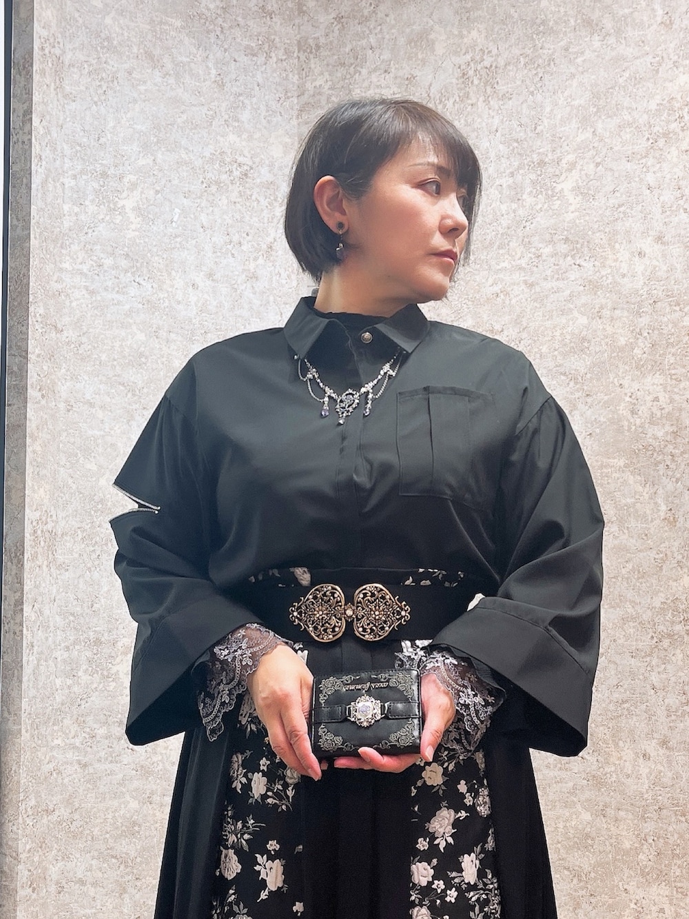 「シャツスタイル、axes femme、大人コーデ、オトナ女子、40代ファッション、ブラック、モノトーン」|「axes femmeのレディローズネックレス(ネックレス、シルバー系)」を使った、ジョーさん(レディース・161cm)の春コーディネートの3枚目の写真