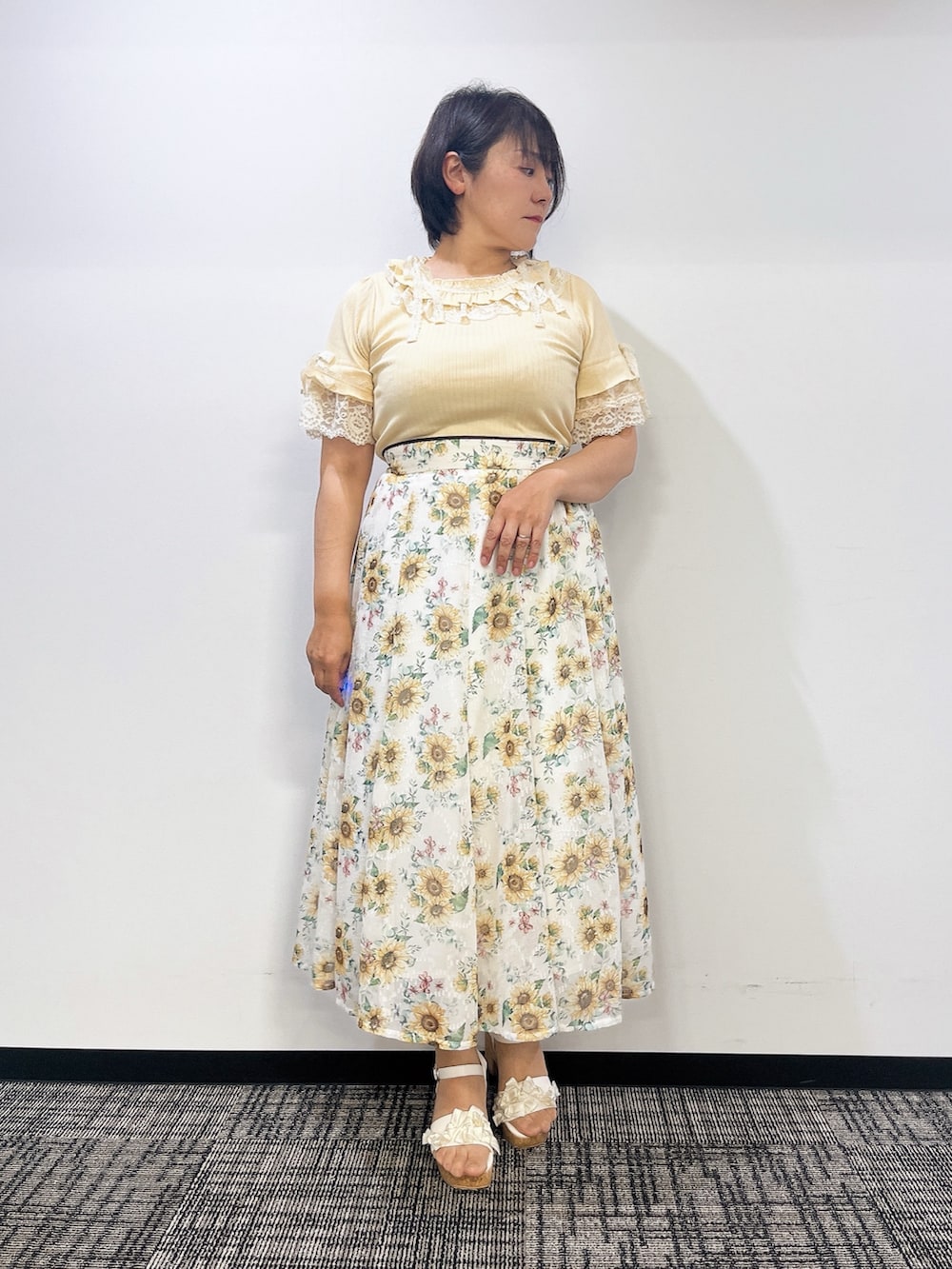 「ひまわり、ひまわり畑コーデ、フリル、リボン、デートコーデ、ロングスカート、夏コーデ、axes femme、おでかけコーデ、大人かわいい、お洒落さんとつながりたい、淡色女子」｜「axes femmeのサマーニットボレロ（カーディガン/ボレロ、ホワイト系）」を使った、ジョーさん（レディース・161cm）の夏コーディネートの2枚目の写真