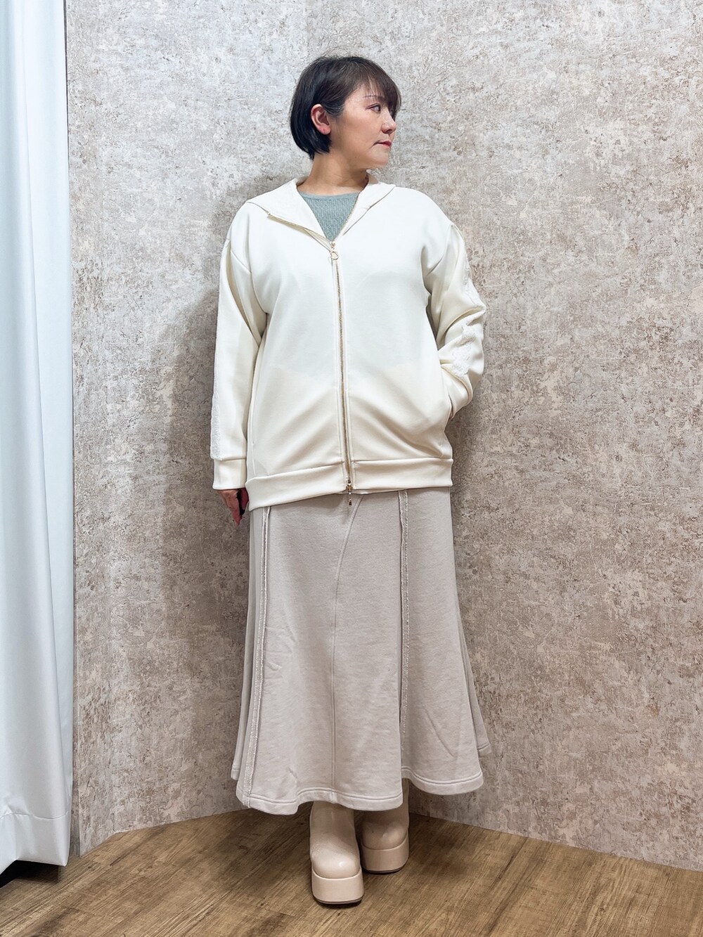 「春色、axes femme、シンプルスタイル、大人カジュアルコーデ、お出かけコーデ、春先取り、春服みてみて、ママファッション、40代ファッション」｜「axes femmeの薔薇エンボス厚底ブーツ（ブーツ、ホワイト系）」を使った、ジョーさん（レディース・161cm）の春コーディネートの4枚目の写真