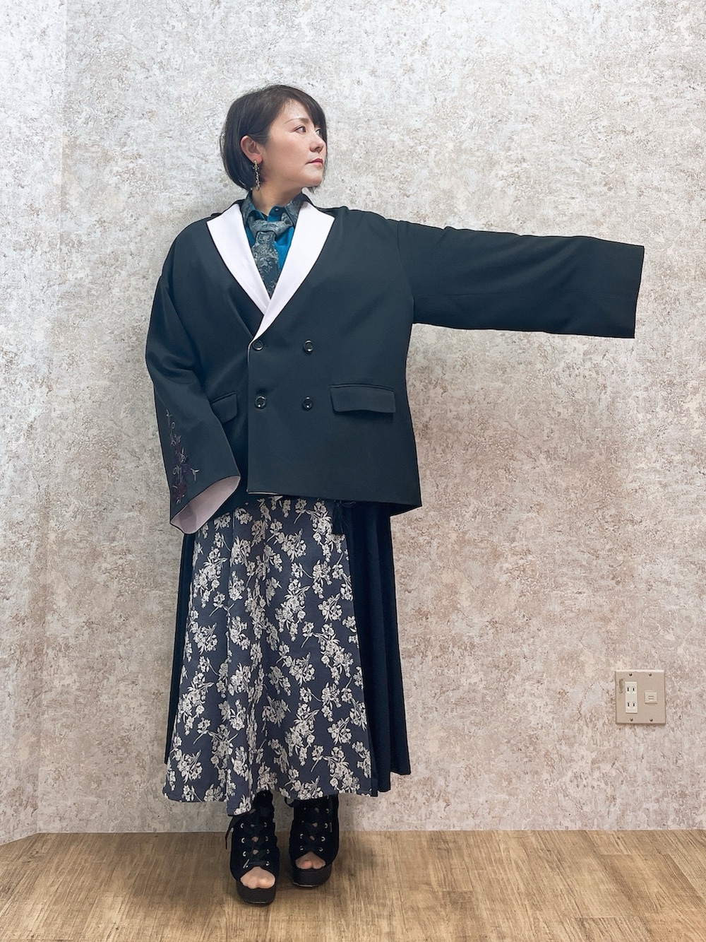 「お出かけコーデ、axes femme、AXES-X、オトナ女子、大人ファッション、お洒落さんとつながりたい、モード、オリエンタル、刺繍」｜「AXES-Xの襟切替ローズ刺繍ジャケット（テーラードジャケット、グレー系）」を使った、ジョーさん（レディース・161cm）の春コーディネートの3枚目の写真