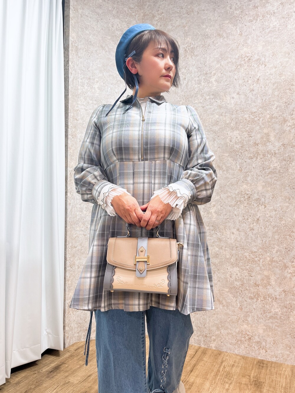「春色、axes femme、レディースファッション、大人カジュアルコーデ、春服、40代ファッション、パンツスタイル、チェックワンピース」|「axes femmeのフラワーカラーレースリブプルオーバー(Tシャツ/カットソー、ホワイト系)」を使った、ジョーさん(レディース・161cm)の春コーディネートの3枚目の写真