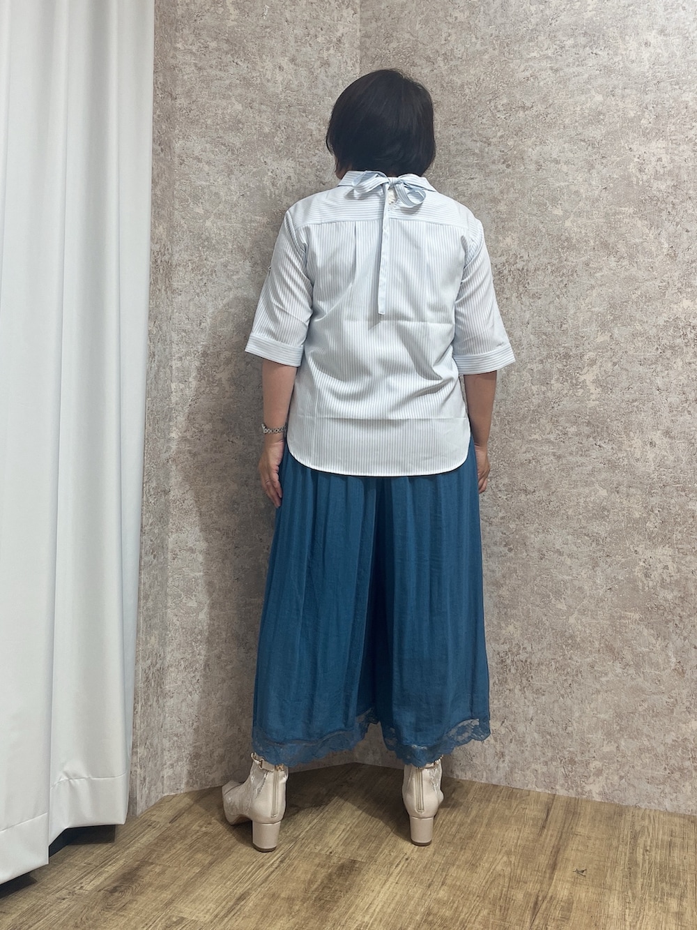 「刺繍、刺繍トップス、夏ルックで気分アップ、axes femme、夏コーデ、大人カジュアルコーデ、カジュアルスタイル、おしゃれさんと繋がりたい、パンツコーデ、ゆるコーデ」｜「axes femmeのオープントゥレースブーツ（ブーツ、ベージュ系）」を使った、ジョーさん（レディース・161cm）の夏コーディネートの5枚目の写真