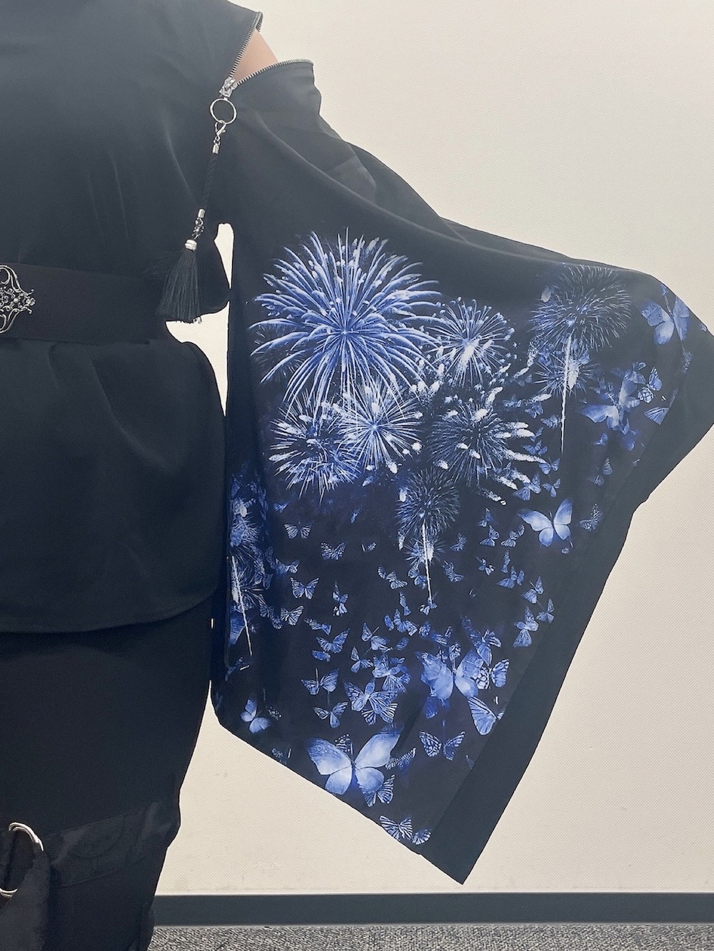 「和袖、花火柄シャツ、花火、花火大会コーデ、花火コーデ、和洋折衷、和洋折衷コーデ、クール、モード系、モードスタイル、REZEN、おしゃれさんと繋がりたい」｜「REZENの和柄ＪＱベルト付カーゴパンツ（その他パンツ、ブラック系）」を使った、ジョーさん（レディース・161cm）の夏コーディネートの4枚目の写真