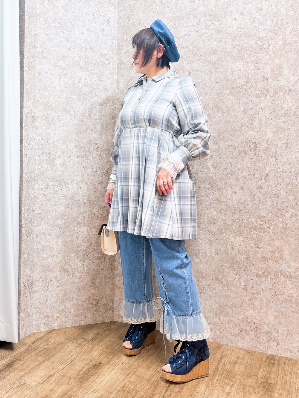 「春色、axes femme、レディースファッション、大人カジュアルコーデ、春服、40代ファッション、パンツスタイル、チェックワンピース」|「axes femmeのフラワーカラーレースリブプルオーバー(Tシャツ/カットソー、ホワイト系)」を使った、ジョーさん(レディース・161cm)の春コーディネートの4枚目の写真