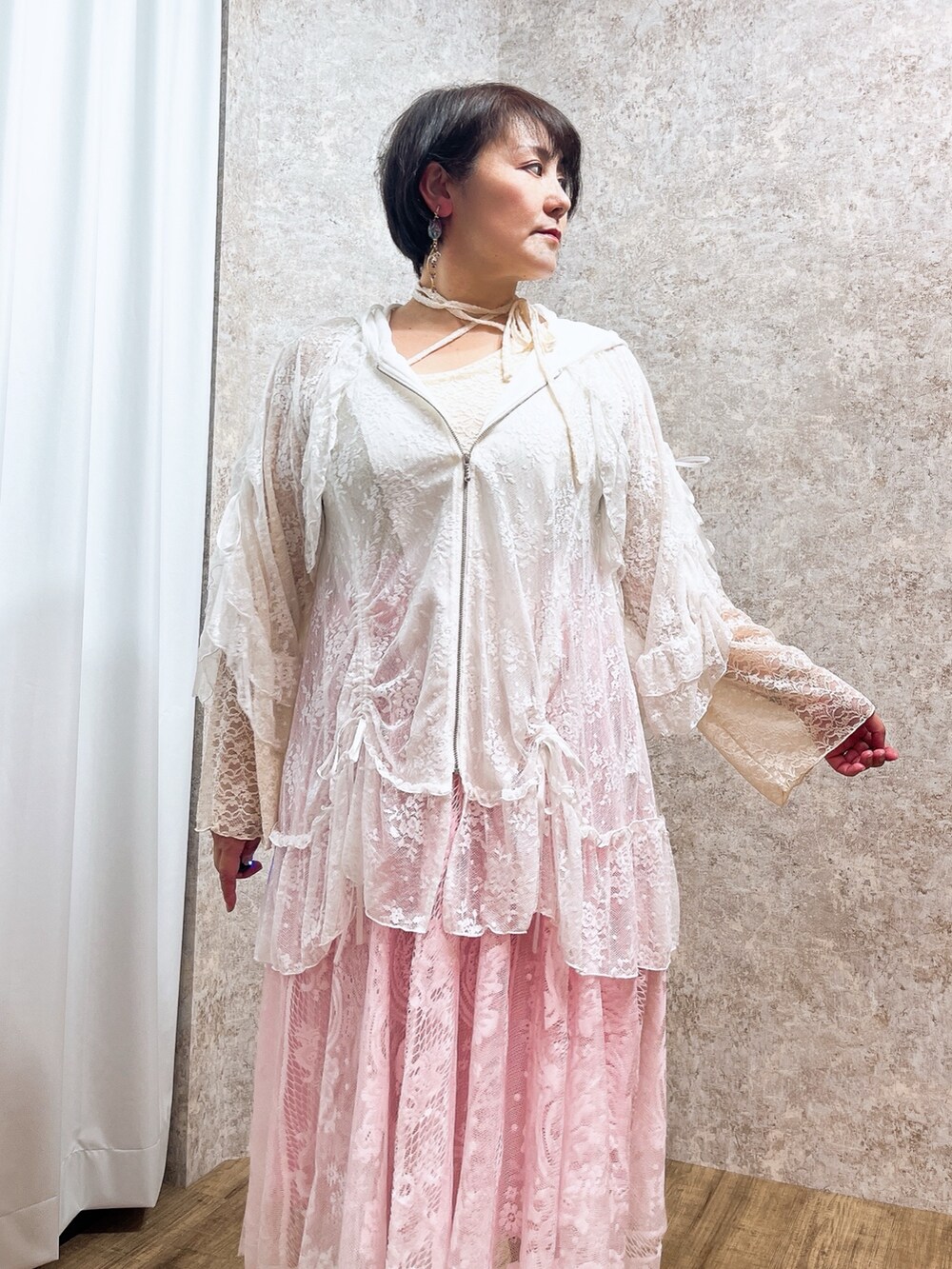 「春色、春めき満開コーデ、春コーデ、axes femme、お出かけコーデ、スカートスタイル、春カラー、最近のいい感じコーデ、きれいめコーデ、おしゃれさんと繋がりたい、いいね、save、フォローお願いします🤑」｜「axes femmeのオープントゥレースブーツ（ブーツ、ベージュ系）」を使った、ジョーさん（レディース・161cm）の春コーディネートの3枚目の写真