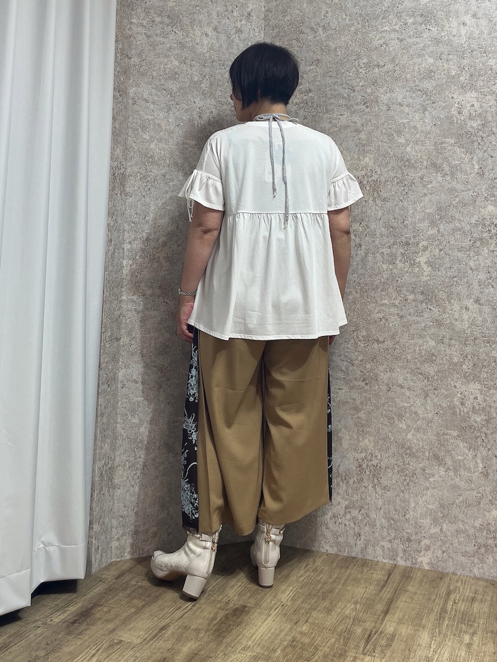 「白Tシャツ、夏ルックで気分アップ、axes femme、夏コーデ、大人カジュアルコーデ、カジュアルスタイル、オトナ女子、おしゃれさんと繋がりたい、パンツコーデ、夏だ！Tシャツ着よう！、ゆるコーデ、夏服コーデ、ゆったり、ゆったりコーデ、ゆったりシルエット」｜「axes femmeのオーナメント柄切替ワイドパンツ（その他パンツ、イエロー系）」を使った、ジョーさん（レディース・161cm）の夏コーディネートの3枚目の写真