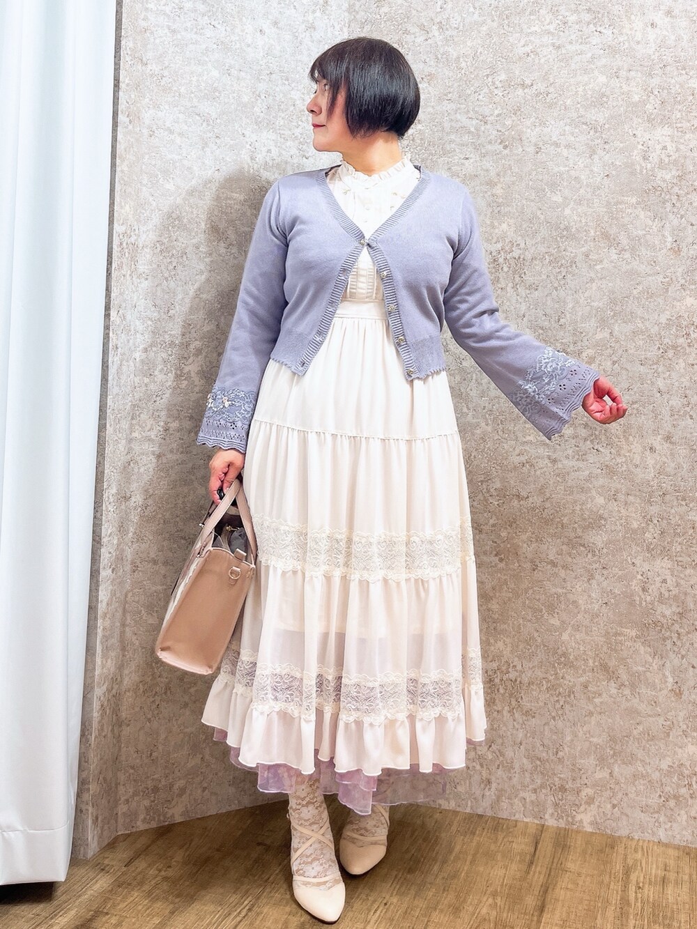 「axes femme、春服、休日スタイル、キレイめ、春、春服コーデ、ワンピース、エレガント、デートコーデ」｜「axes femmeの刺繍チュール使いケープワンピース（ワンピース、ホワイト系）」を使った、ジョーさん（レディース・161cm）の冬コーディネートの2枚目の写真