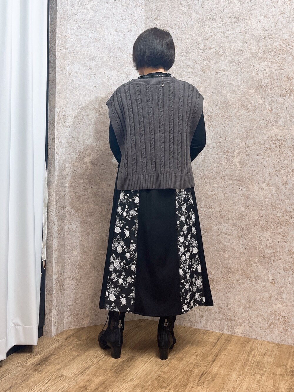 「axes femme、おでかけコーデ、ゆるコーデ、ニットコーデ、カジュアルモード、ベスト、40代ファッション、ゆったり、ゆったりシルエット」|「axes femmeのフェイバリットローズリング(リング、ブラック系)」を使った、ジョーさん(レディース・161cm)の春コーディネートの6枚目の写真