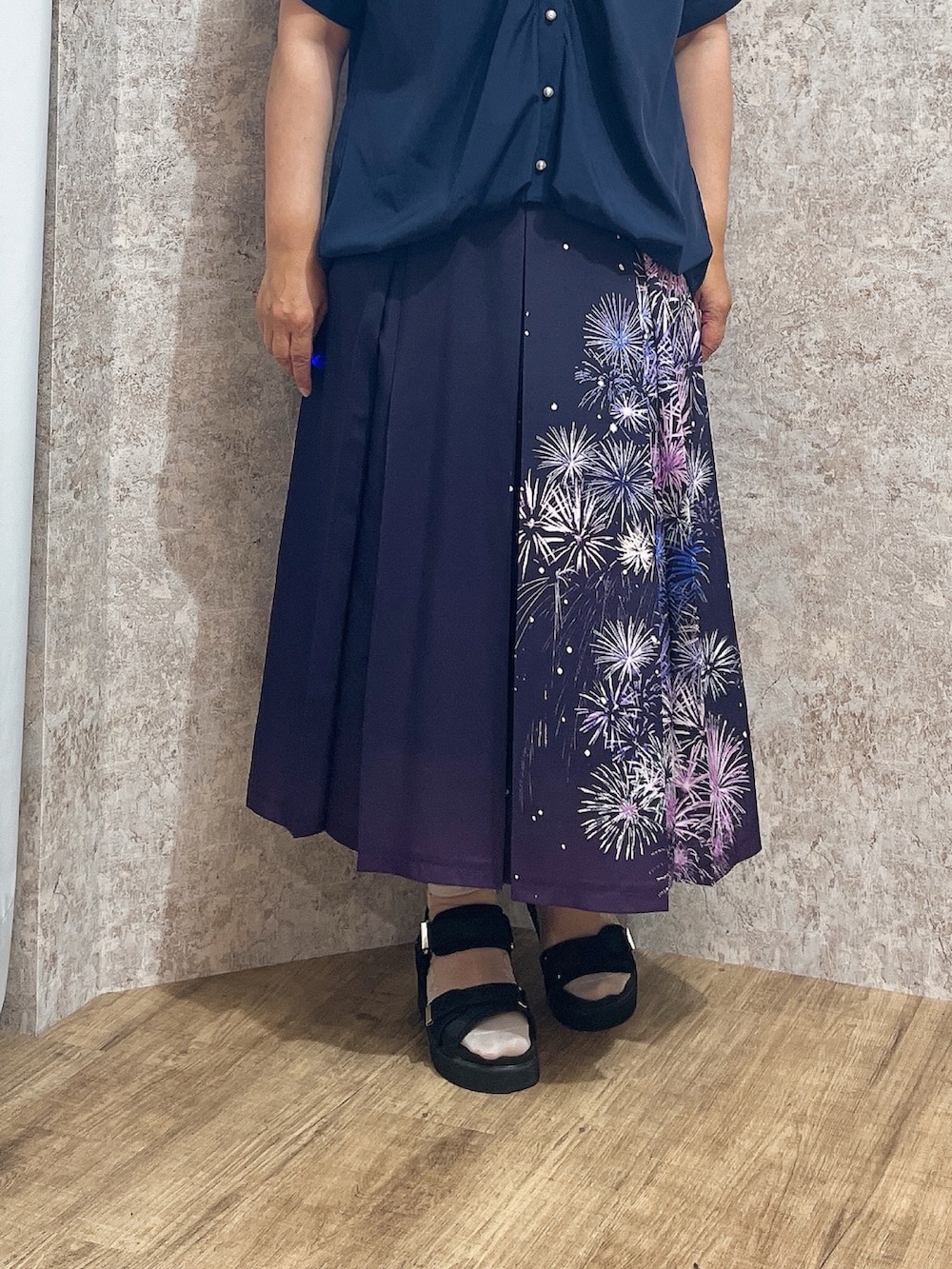 「花火、花火柄、花火コーデ、夏ルックで気分アップ、お出かけコーデ、きれいめカジュアル、夏コーデ、axes femme、大人女子、大人ファッション、夏服コーデ、ゆったり、ゆったりコーデ、ゆったりシルエット」｜「axes femmeのギャザー×コクーンシャツ（シャツ/ブラウス、ブルー系）」を使った、ジョーさん（レディース・161cm）の夏コーディネートの3枚目の写真