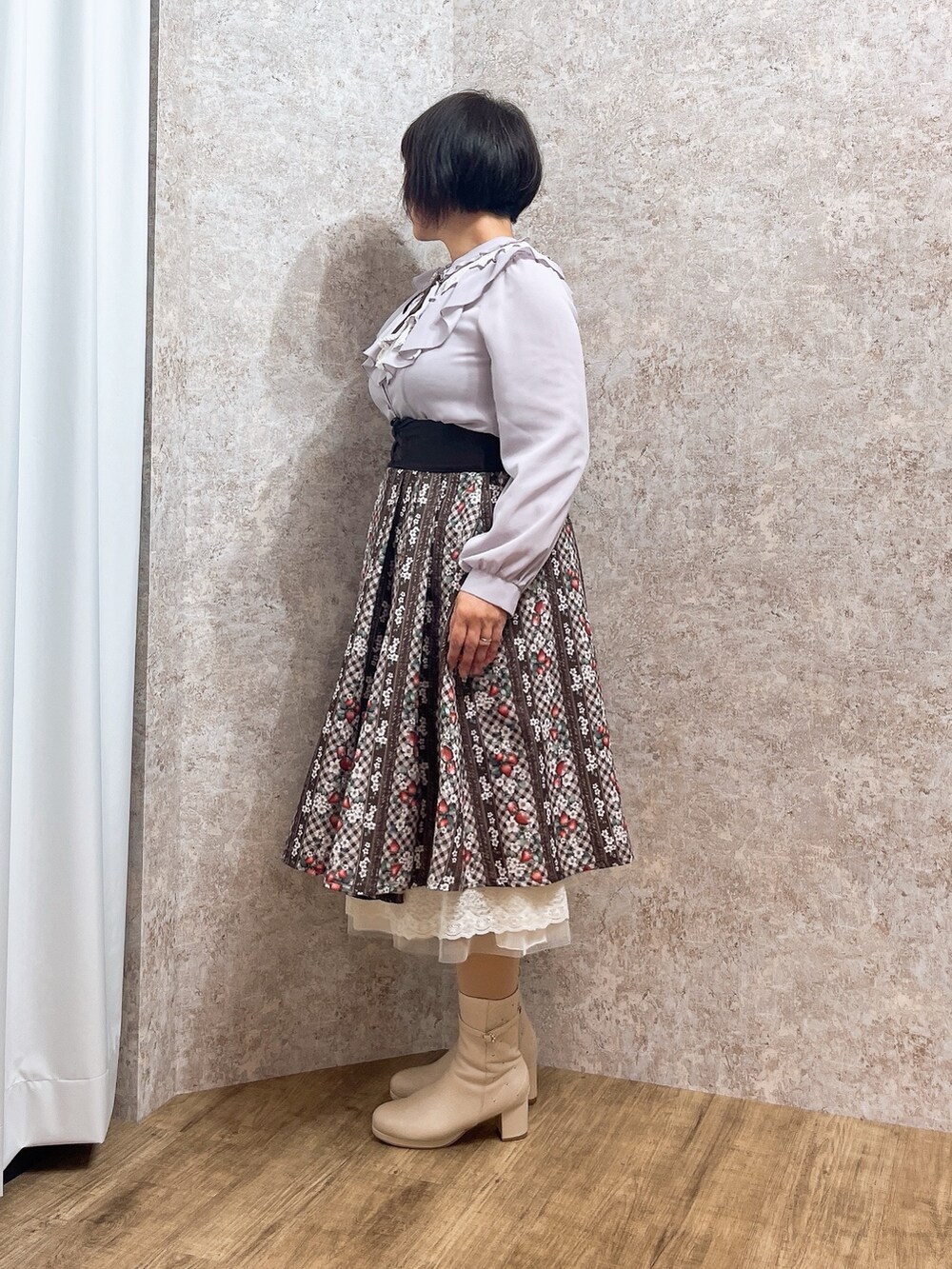 「axes femme、春服コーデ、ブラウス、春、レディースファッション、春カラー」｜「axes femmeのジャボブローチ付きフリルブラウス（シャツ/ブラウス、ピンク系）」を使った、ジョーさん（レディース・161cm）の冬コーディネートの4枚目の写真