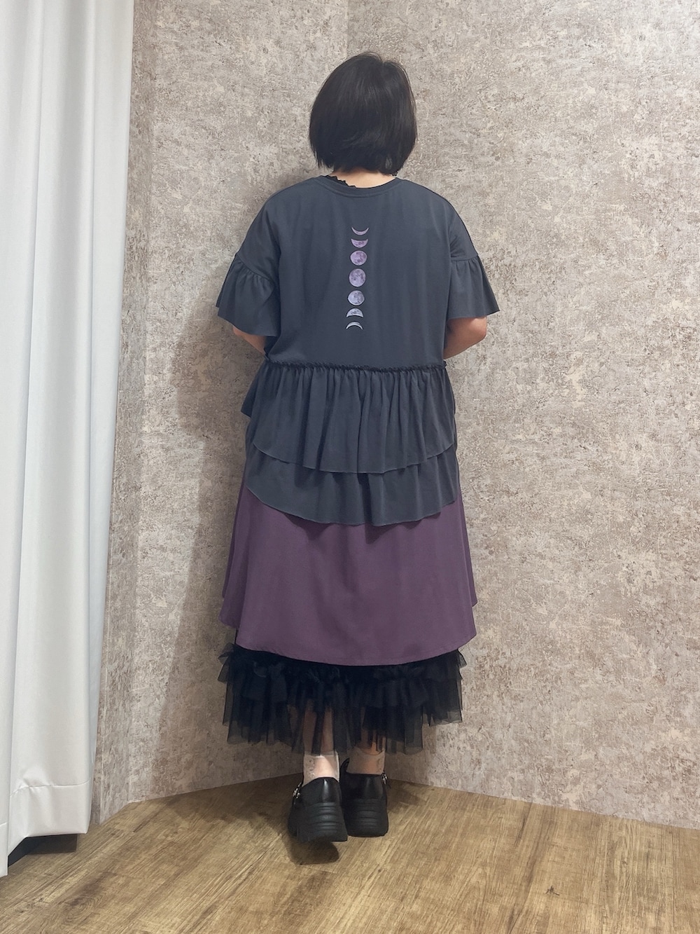 「カジュアル、クラシカル、axes femme、夏ファッション、夏服、おでかけ服、おしゃれさんと繋がりたい、夏だ！Tシャツ着よう！、Tシャツ/カットソー、お洒落さんとつながりたい」｜「axes femmeのアソートフリルＴシャツ（Tシャツ/カットソー、グレー系）」を使った、ジョーさん（レディース・161cm）の夏コーディネートの7枚目の写真