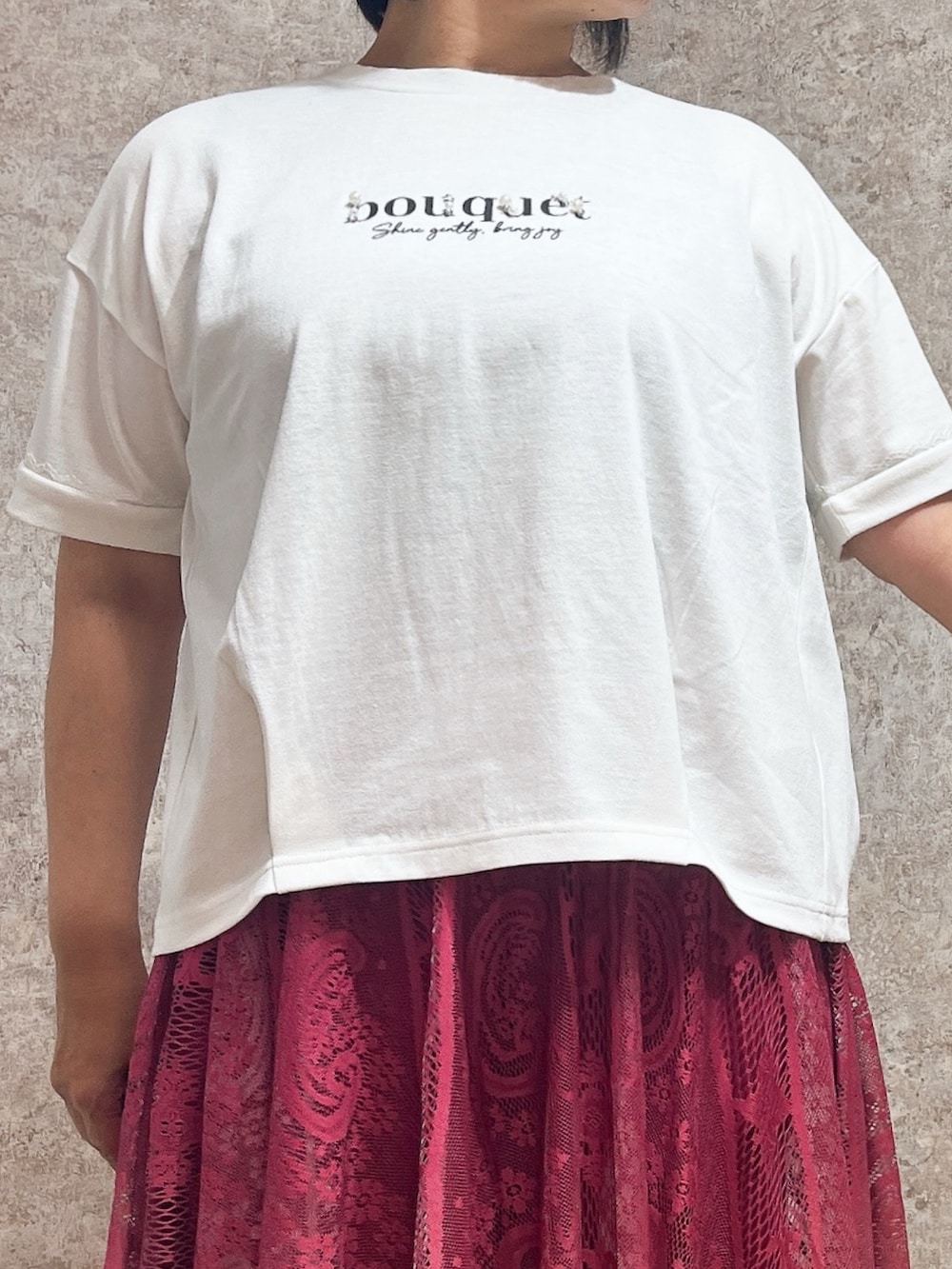 「白Tシャツ、ロングスカート、きれいめカジュアル、夏コーデ、axes femme、大人カジュアルコーデ、大人カジュアル、最近のいい感じコーデ、夏服、いいね、save、フォローお願いします🤑、ベスト、ベスト×Tシャツ」｜「axes femmeのレースアップブーサン（サンダル、ブラック系）」を使った、ジョーさん（レディース・161cm）の夏コーディネートの4枚目の写真